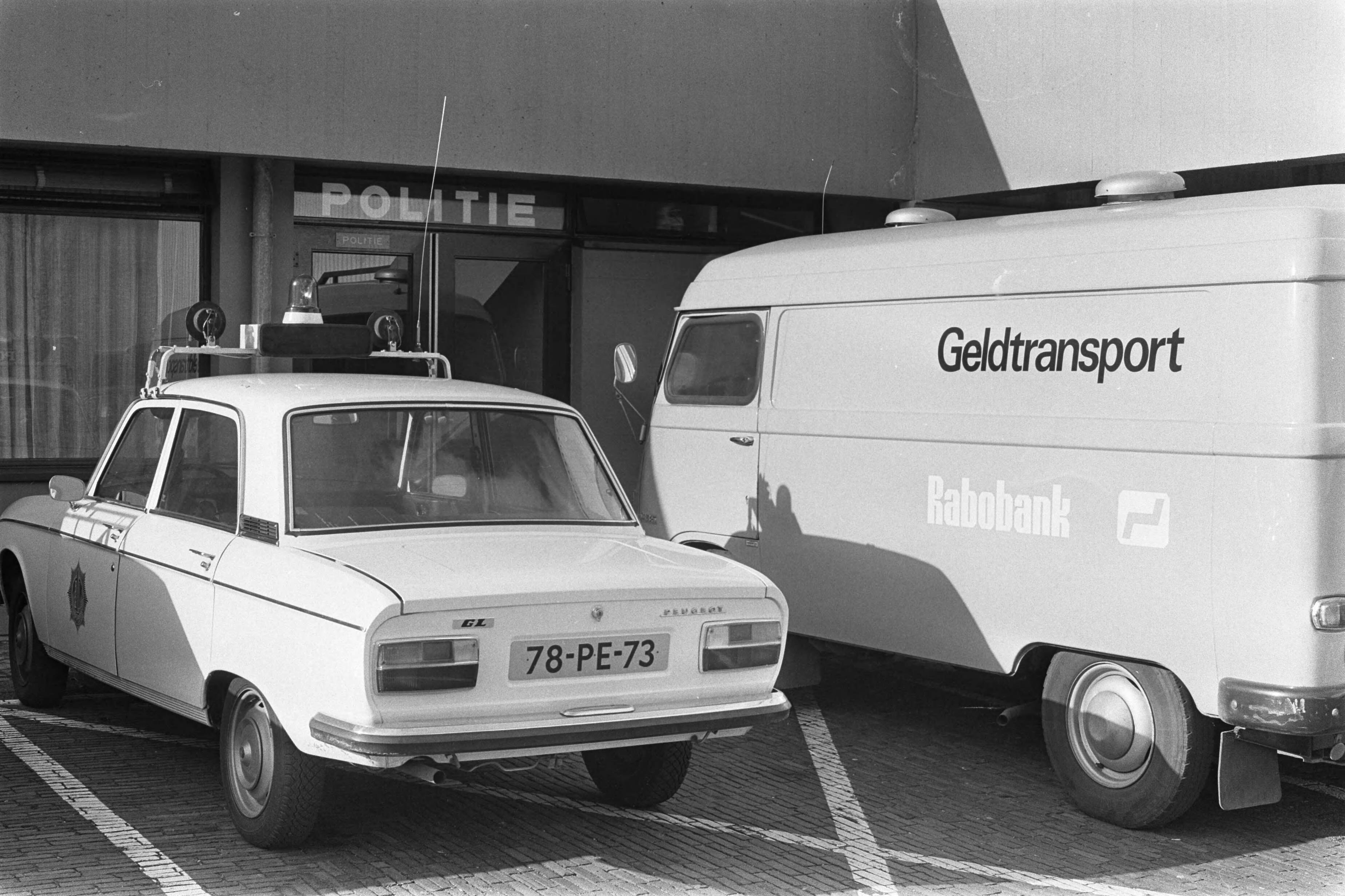 Fotocollectie Anefo — Bij overval op geldtransport 4,5 miljoen buit gemaakt in Utrecht; de overvallern geldtransportauto — Foto: Suyk, Koen / Anefo. Licentie: Set B: Rechtenvrij / Publiek Domein. Bron: Nationaal Archief. http://hdl.handle.net/10648/aca5b554-d0b4-102d-bcf8-003048976d84