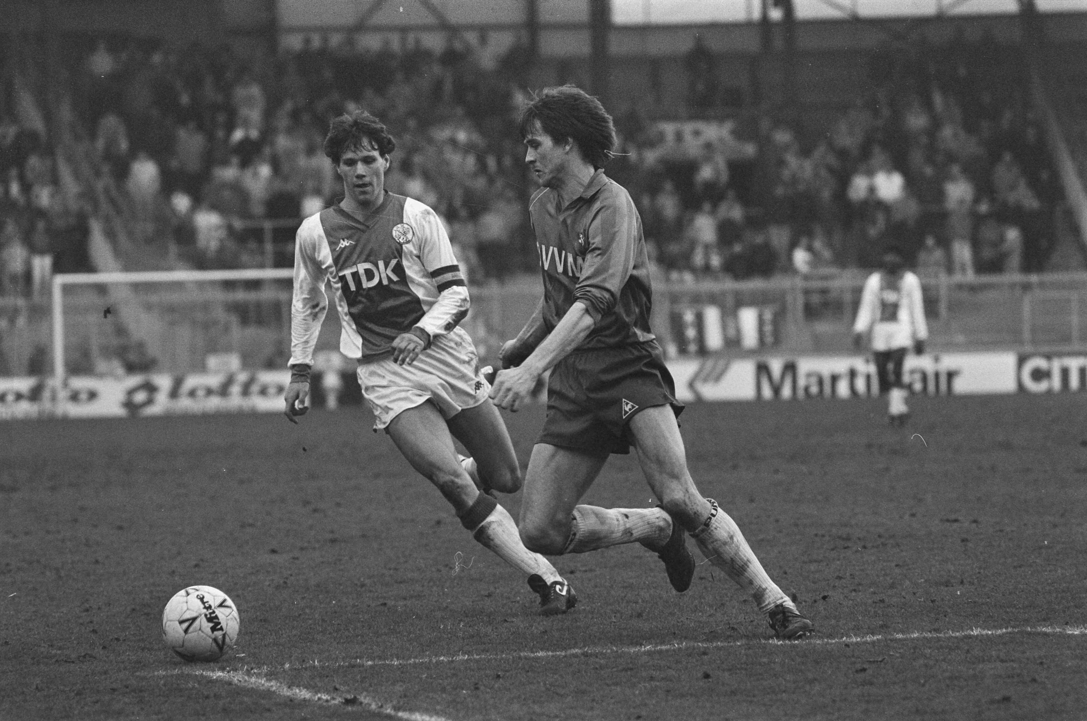 Fotocollectie Anefo — Ajax tegen Veendam; Ajaxspeler Van Basten schiet voorbij Veendammer Wieling — Foto: Molendijk, Bart / Anefo. Licentie: Set B: Rechtenvrij / Publiek Domein. Bron: Nationaal Archief. http://hdl.handle.net/10648/ad5f086a-d0b4-102d-bcf8-003048976d84