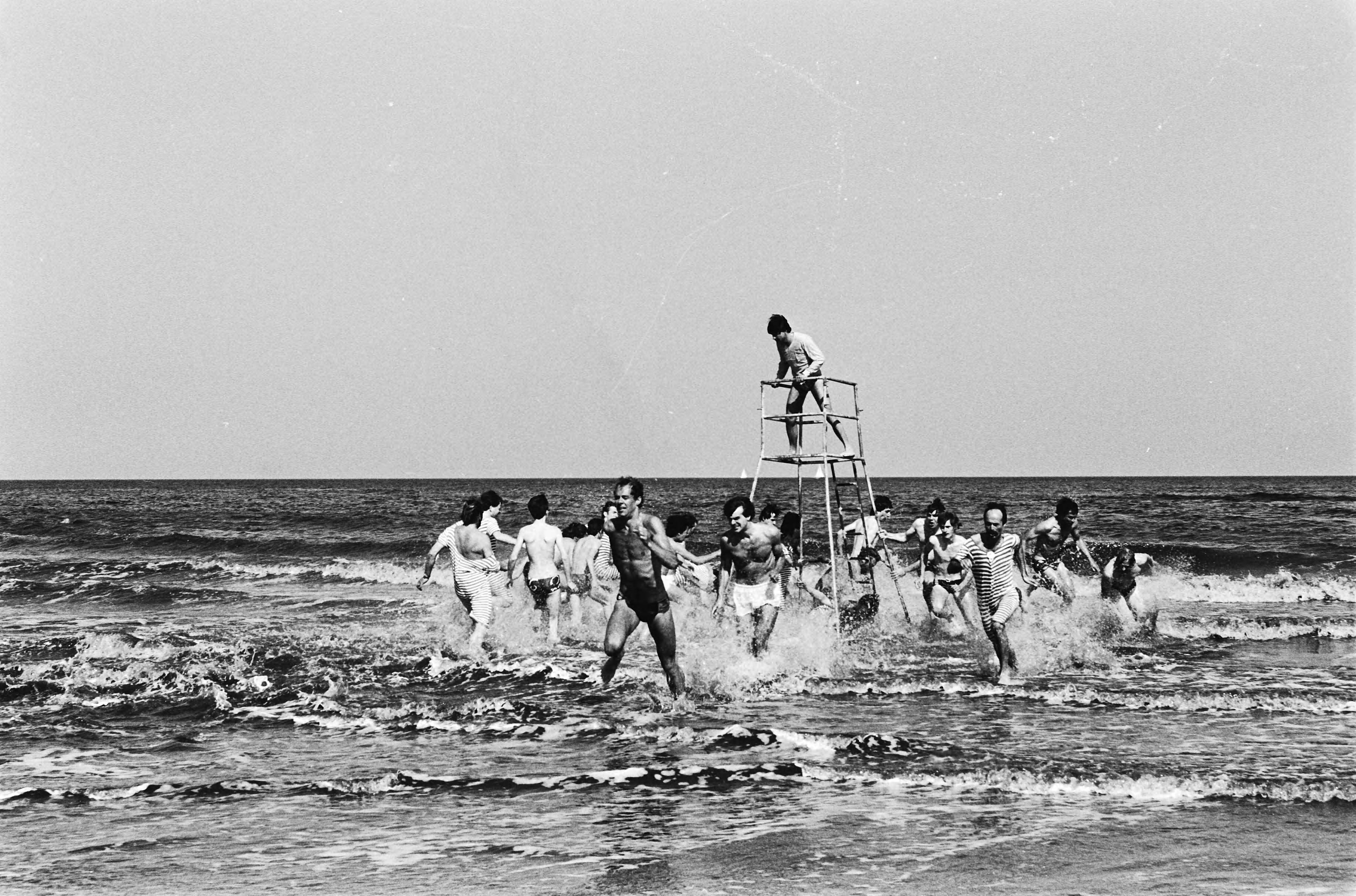 Fotocollectie Anefo — Scheveningen: traditionele wedren naar de zee ten gevolge van opening badseizoen — Foto: Dijk, Hans van / Anefo. Licentie: Set B: Rechtenvrij / Publiek Domein. Bron: Nationaal Archief. http://hdl.handle.net/10648/ace07432-d0b4-102d-bcf8-003048976d84