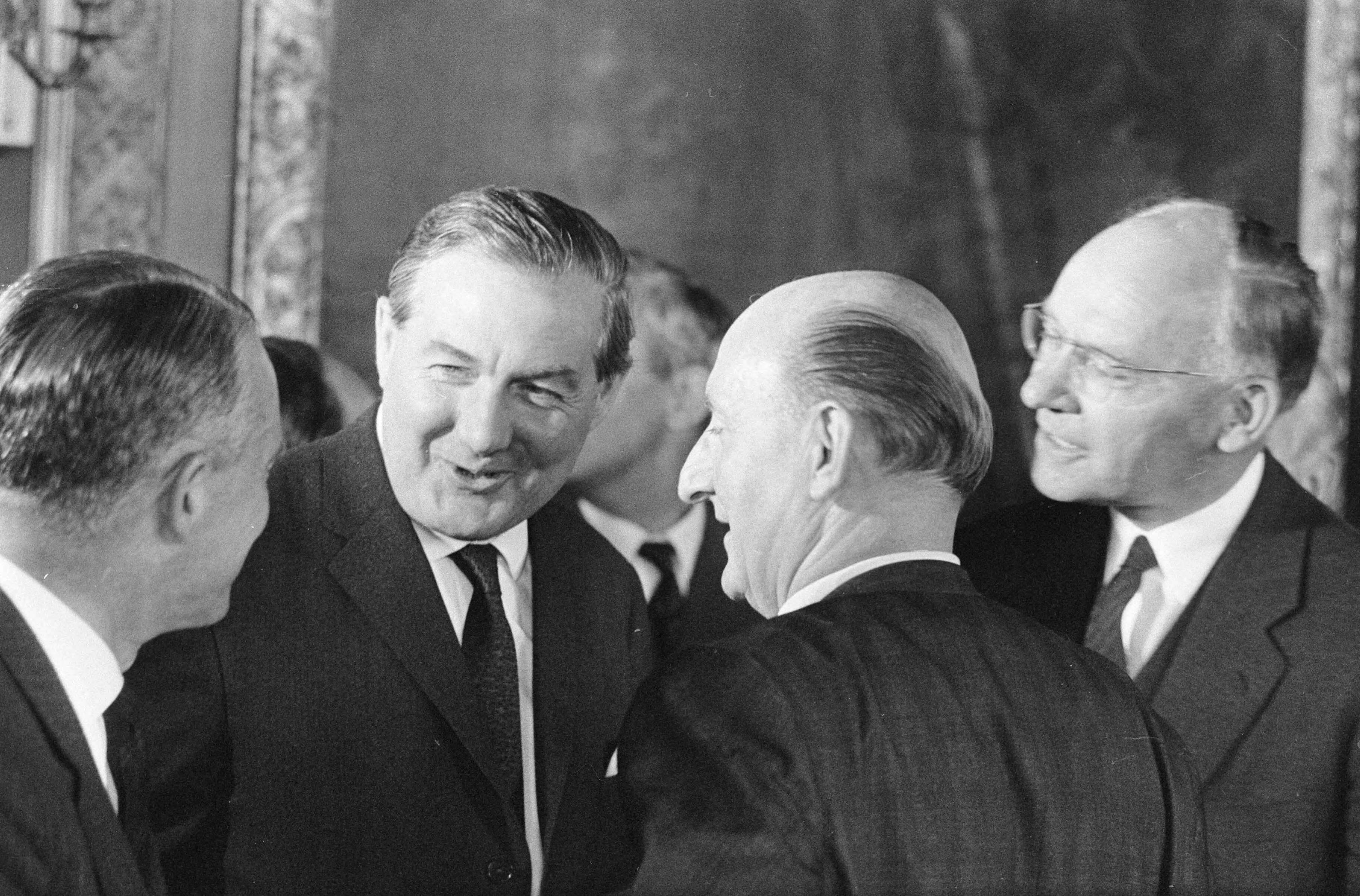 Fotocollectie Anefo — Groep van tien Ministers van Financien bijeen in Den Haag , Minister Vondeling (rechts) en Minister Callaghan (tweede links) in gesprek — Foto: Kroon, Ron / Anefo. Licentie: Set B: Rechtenvrij / Publiek Domein. Bron: Nationaal Archief. http://hdl.handle.net/10648/aaf40120-d0b4-102d-bcf8-003048976d84