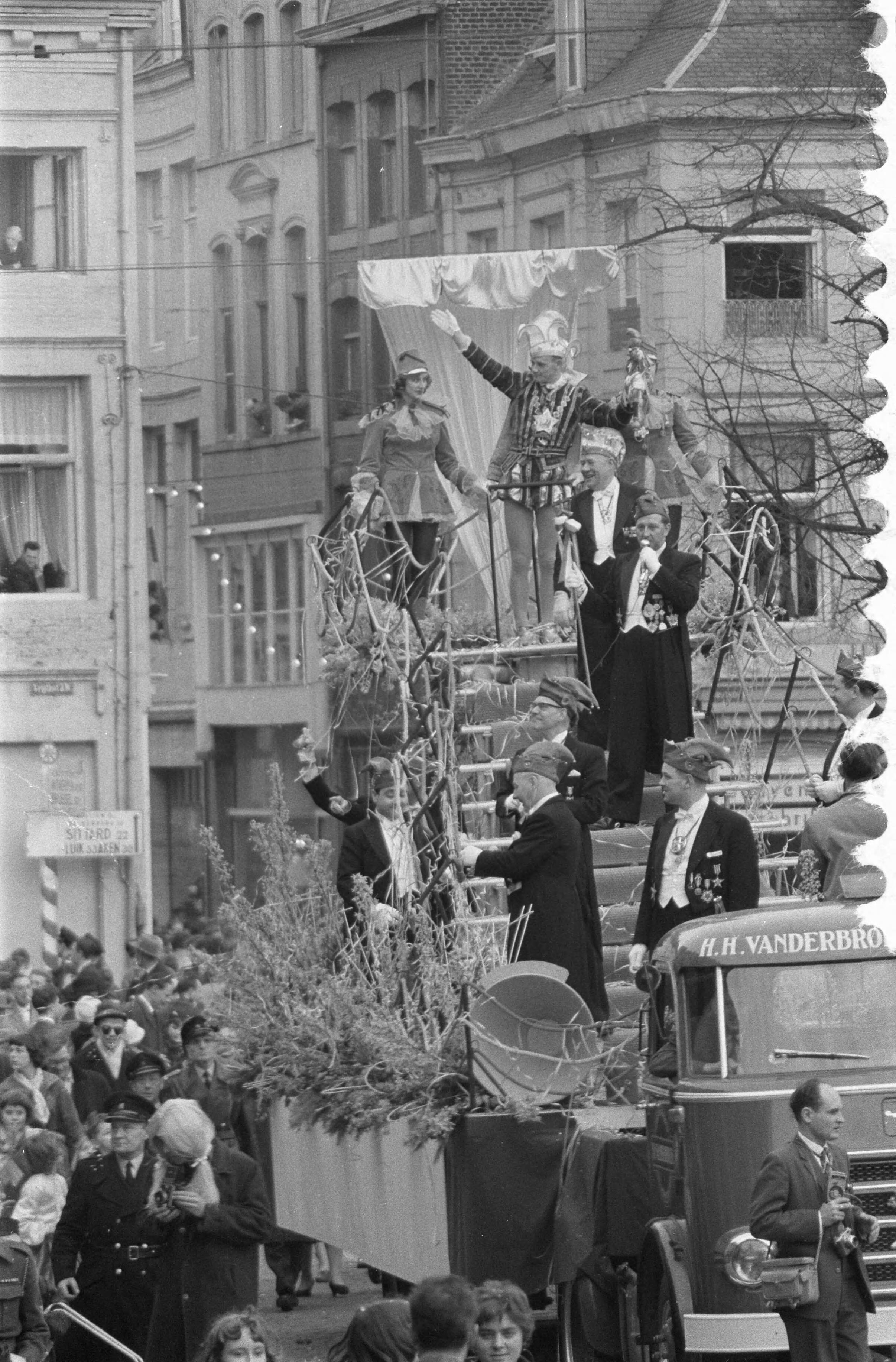 Fotocollectie Anefo — Carnavalsoptocht in Maastricht, ook de televisie was aanwezig — Foto: Pot, Harry / Anefo. Licentie: Set B: Rechtenvrij / Publiek Domein. Bron: Nationaal Archief. http://hdl.handle.net/10648/a9a90130-d0b4-102d-bcf8-003048976d84