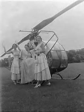 Fotocollectie Anefo — Druivenprinses uit Westland [Tootje Delfgauw] in Den Haag. Zij landde per helicopter in het Westbroekpark — Foto: Pot, Harry / Anefo. Licentie: Set B: Rechtenvrij / Publiek Domein. Bron: Nationaal Archief. http://hdl.handle.net/10648/a968f2f2-d0b4-102d-bcf8-003048976d84