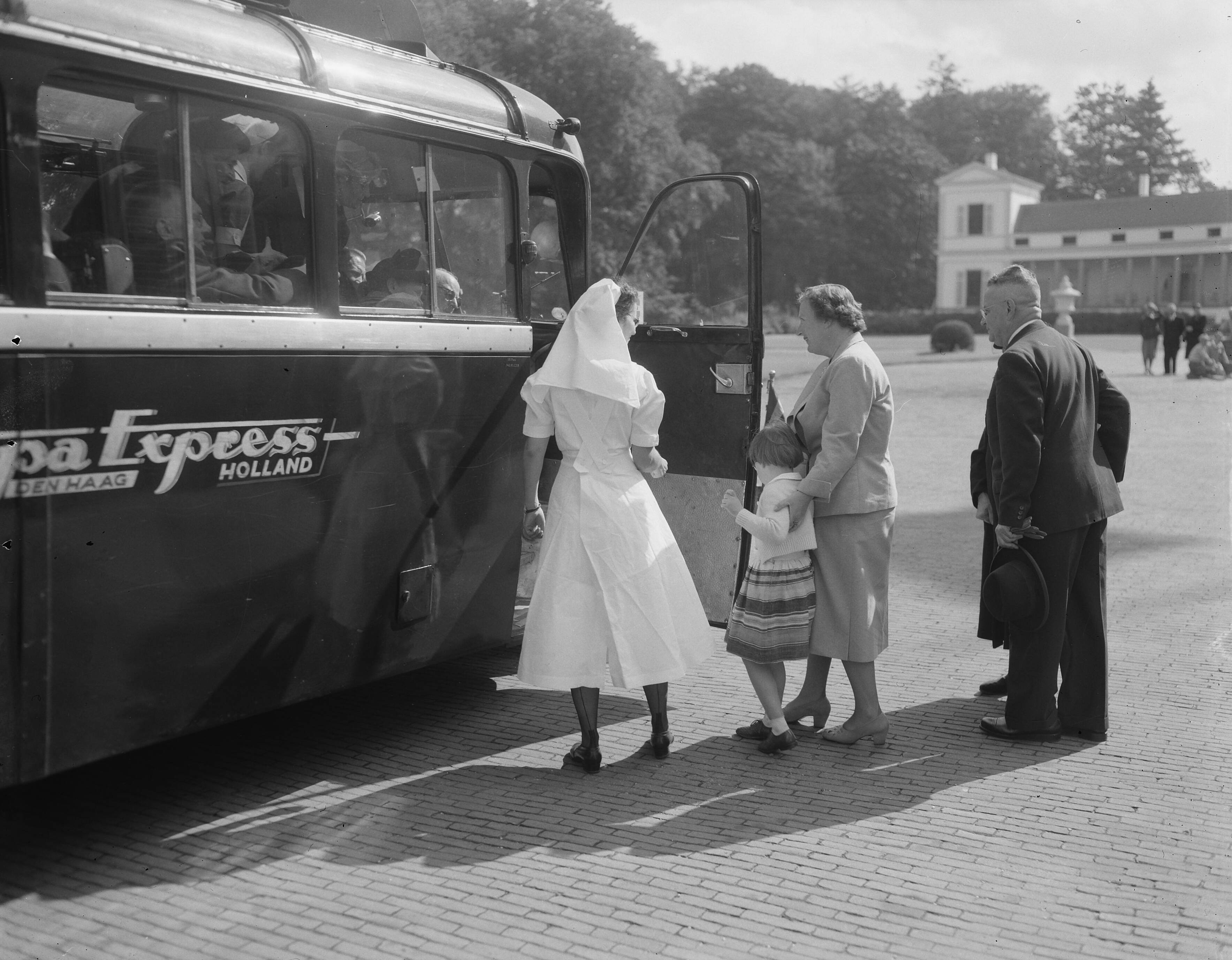 Fotocollectie Anefo — Koningin Juliana ontvangt delegaties Nederlandse bejaarden op paleis Soestdijk. Onder hen waren 400 bejaarden die werkzaam zijn geweest bij Van Heek & Co — Foto: Noske, J.D. / Anefo. Licentie: Set B: Rechtenvrij / Publiek Domein. Bron: Nationaal Archief. http://hdl.handle.net/10648/a92984fa-d0b4-102d-bcf8-003048976d84