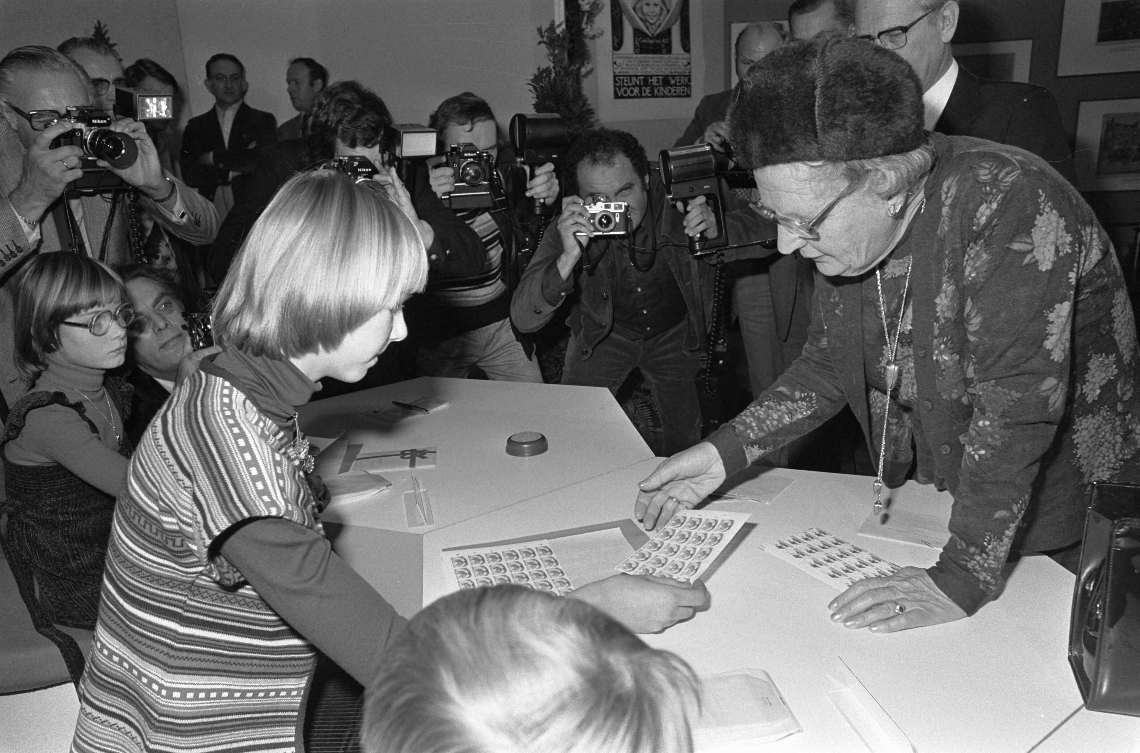 Fotocollectie Anefo — Landelijke start kinderzegelaktie in Den Haag — Foto: Peters, Hans / Anefo. Licentie: Set B: Rechtenvrij / Publiek Domein. Bron: Nationaal Archief. http://hdl.handle.net/10648/ac900f60-d0b4-102d-bcf8-003048976d84