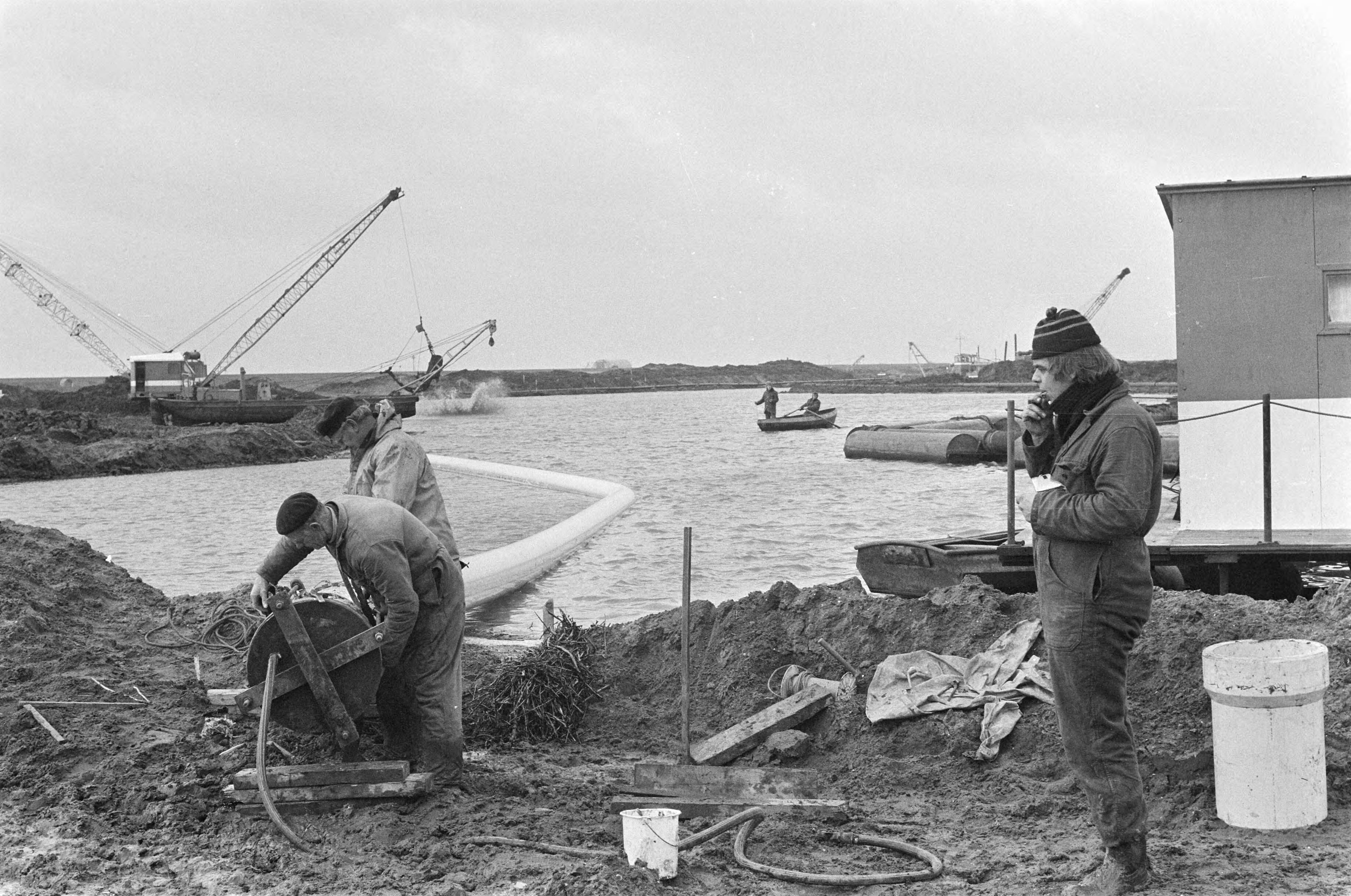Fotocollectie Anefo — Bouw Almere in Zuid-Flevopolder; eerste hoofdleidingen worden gelegd — Foto: Mieremet, Rob / Anefo. Licentie: Set B: Rechtenvrij / Publiek Domein. Bron: Nationaal Archief. http://hdl.handle.net/10648/ac7a5378-d0b4-102d-bcf8-003048976d84