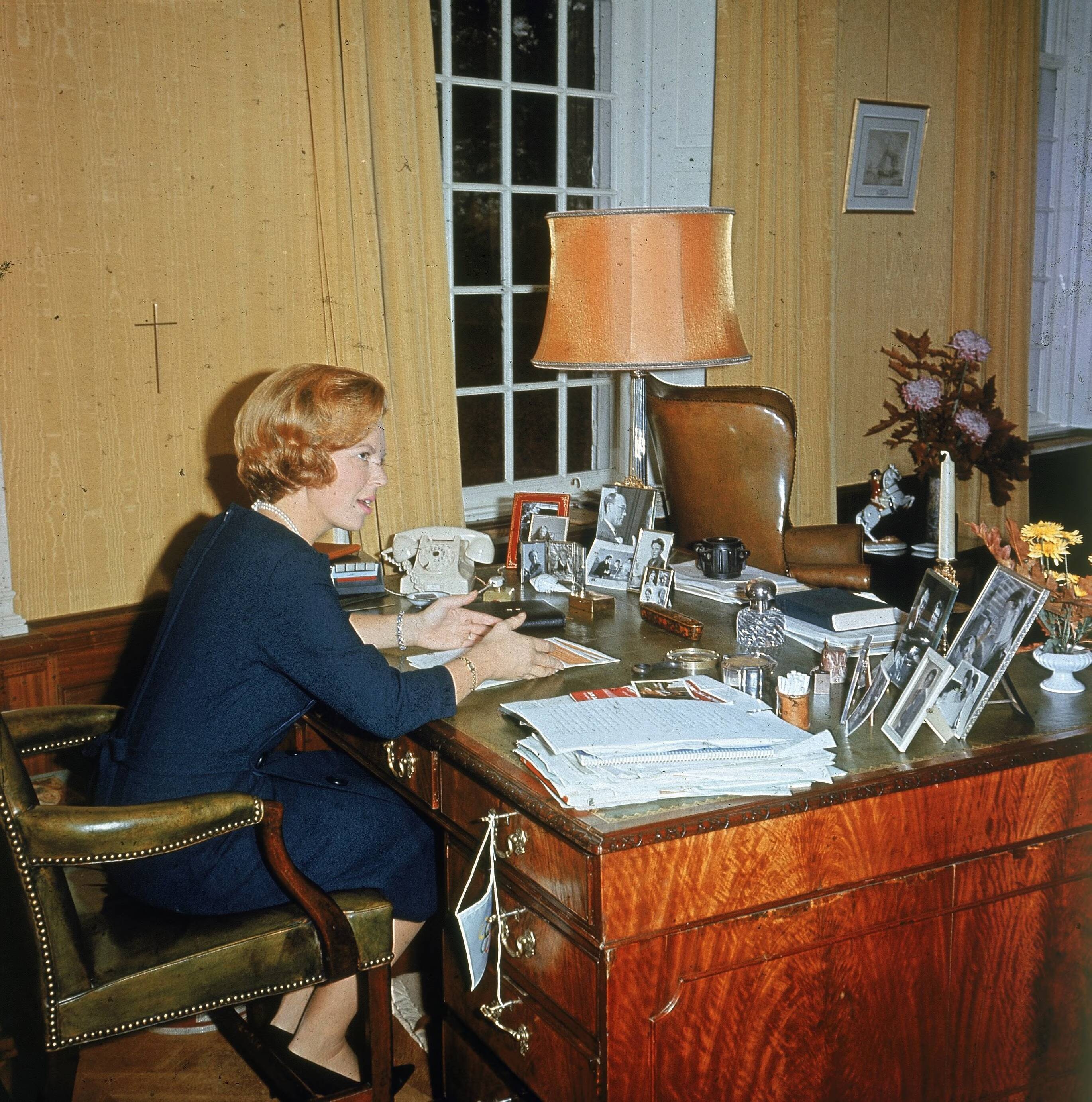 Fotocollectie RVD / Koninklijk Huis — Prinses Beatrix aan haar bureau in Kasteel Drakensteyn — Foto: Reijken, Tiemen van der / RVD. Licentie: Set B: Rechtenvrij / Publiek Domein. Bron: Nationaal Archief. http://hdl.handle.net/10648/afb0ec46-d0b4-102d-bcf8-003048976d84