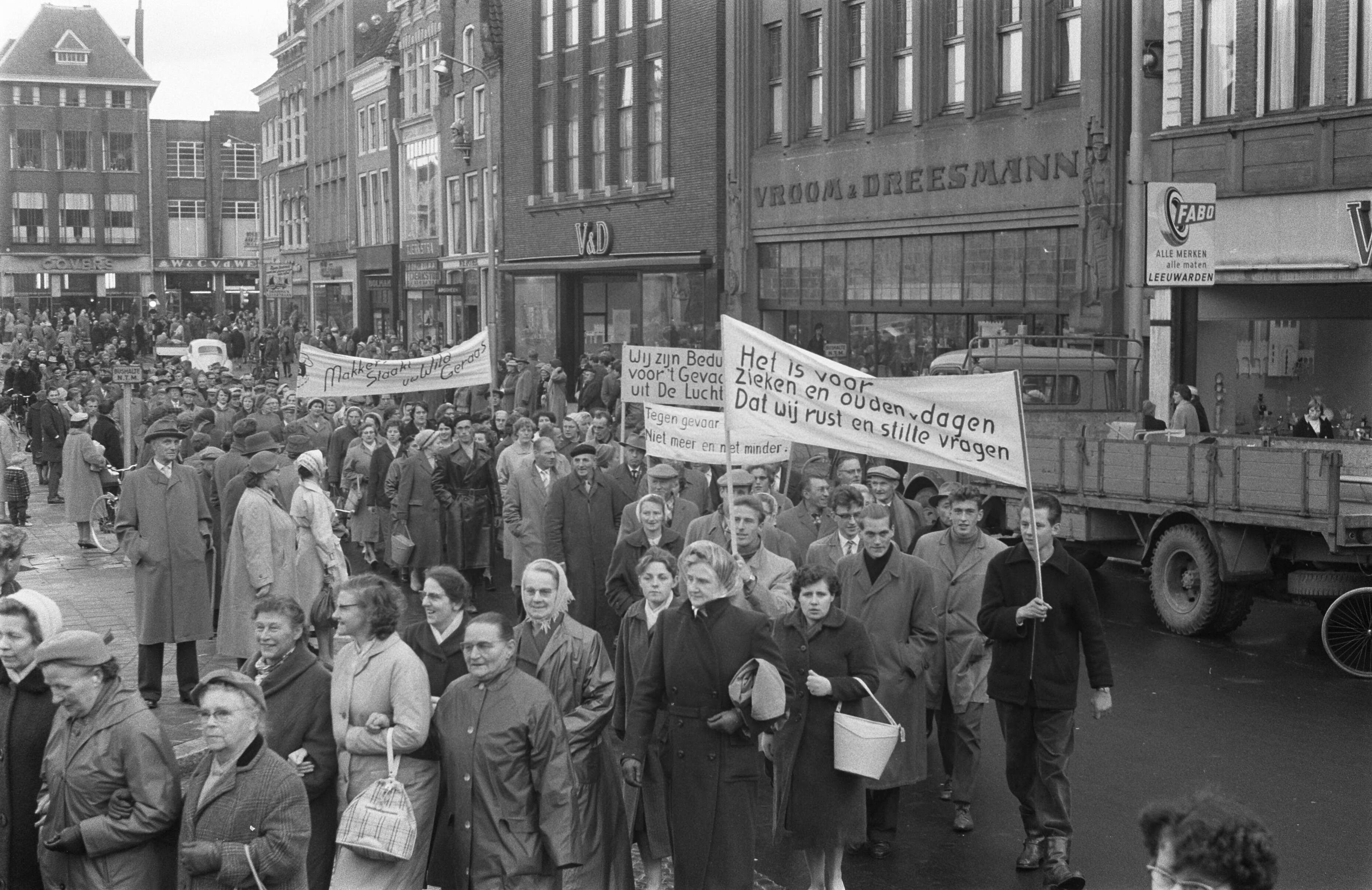Fotocollectie Anefo — Protestdemonstratie tegen uitbreiding basis Leeuwarden. Protesterende bevolking voor het provinciehuis — Foto: Pot, Harry / Anefo. Licentie: Set B: Rechtenvrij / Publiek Domein. Bron: Nationaal Archief. http://hdl.handle.net/10648/a9be02c4-d0b4-102d-bcf8-003048976d84