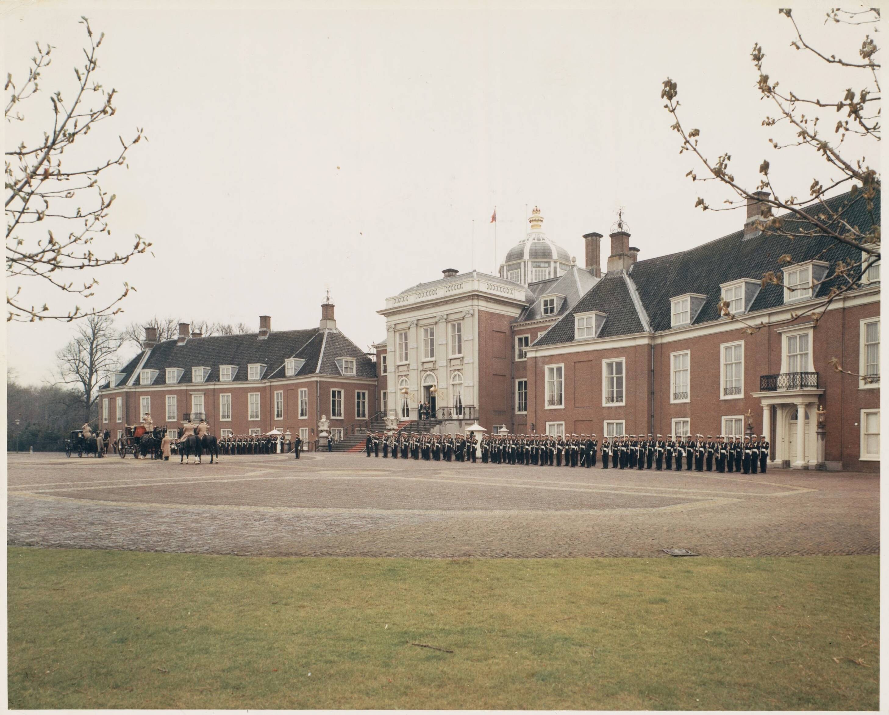 Paleis Huis ten Bosch te Den Haag — Exterieur — Foto: Hofmeester, Bart / RVD. Licentie: Set B: Rechtenvrij / Publiek Domein. Bron: Nationaal Archief. http://hdl.handle.net/10648/afa8ee7e-d0b4-102d-bcf8-003048976d84