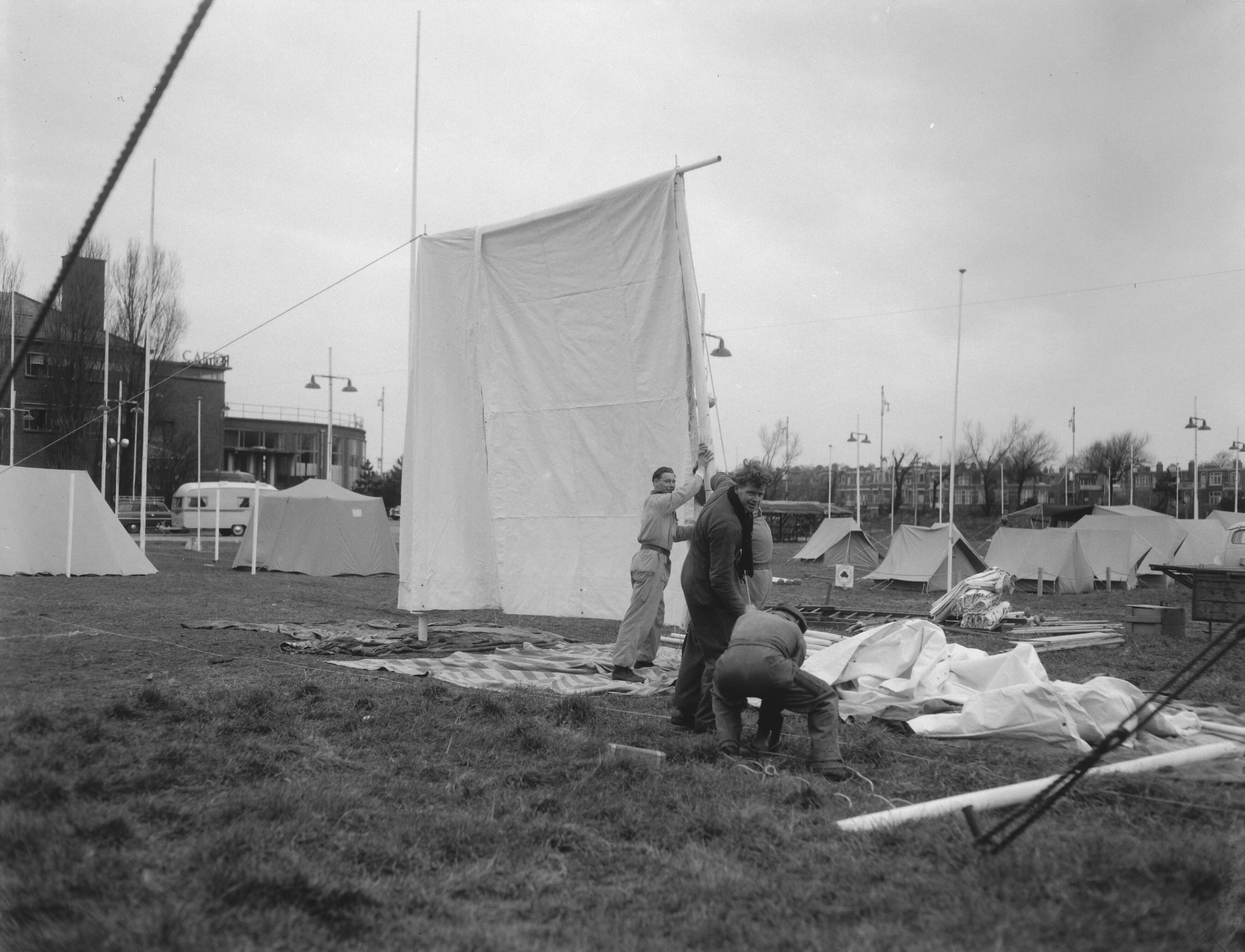 Fotocollectie Anefo — Opbouw tentoonstelling "Goed Kamp" te Den Haag — Foto: Pot, Harry / Anefo. Licentie: Set B: Rechtenvrij / Publiek Domein. Bron: Nationaal Archief. http://hdl.handle.net/10648/a97962ea-d0b4-102d-bcf8-003048976d84