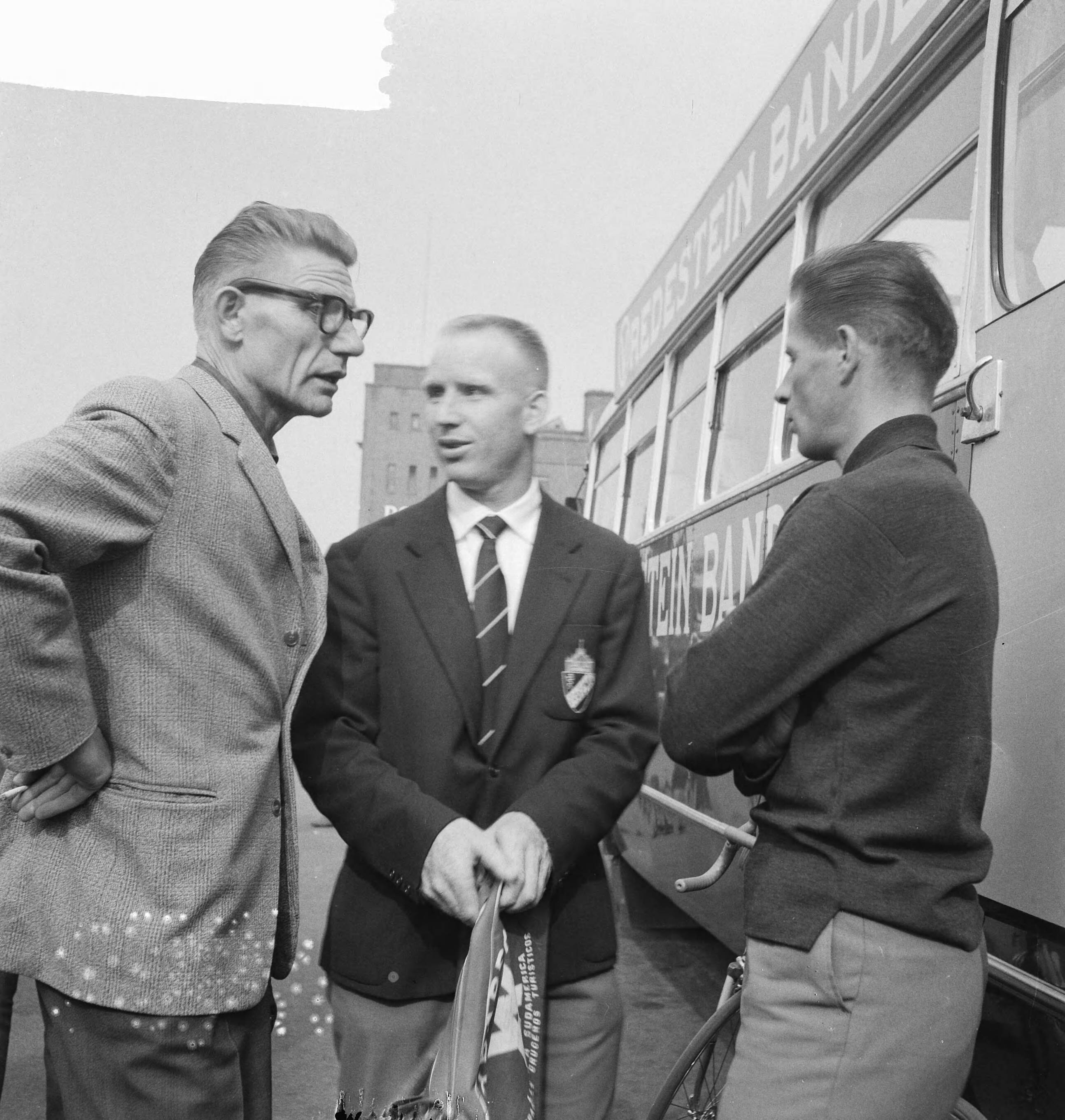Tour de France 1961 — Vertrek Tour de France ploeg naar Frankrijk. Ploegleider Klaas Buchly in gesprek met Piet van Est en Jef Lahaye — Foto: Koch, Eric / Anefo. Licentie: Set B: Rechtenvrij / Publiek Domein. Bron: Nationaal Archief. http://hdl.handle.net/10648/a9d99c78-d0b4-102d-bcf8-003048976d84