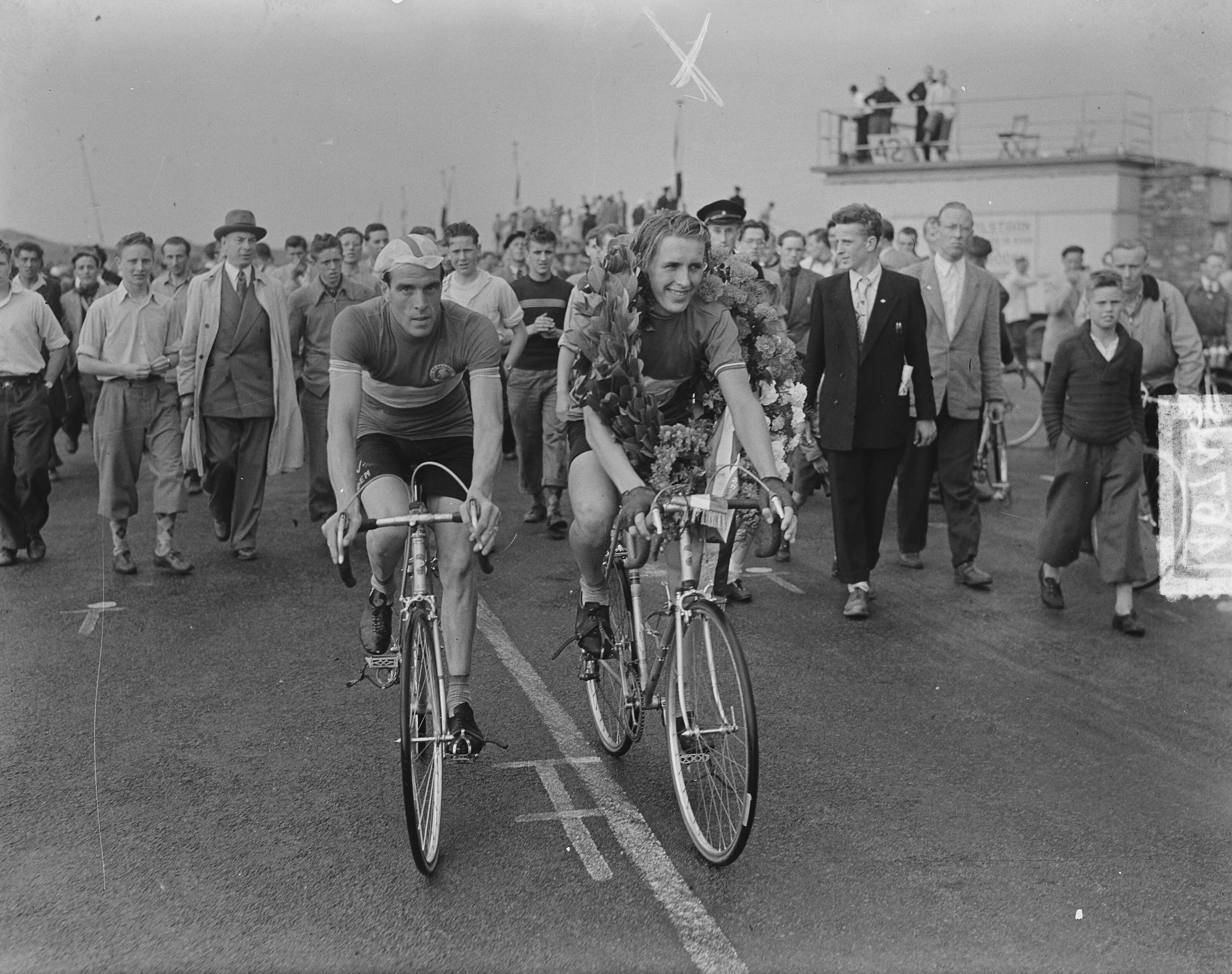 Nederlands kampioenschap wielrennen voor amateurs 1951 — Nederlands kampioenschap wielrennen voor amateurs op het circuit van Zandvoort. Rechts winnaar Piet van Roon uit Haarlem tijdens ereronde — Foto: Noske, J.D. / Anefo. Licentie: Set B: Rechtenvrij / Publiek Domein. Bron: Nationaal Archief. http://hdl.handle.net/10648/a8ecc718-d0b4-102d-bcf8-003048976d84