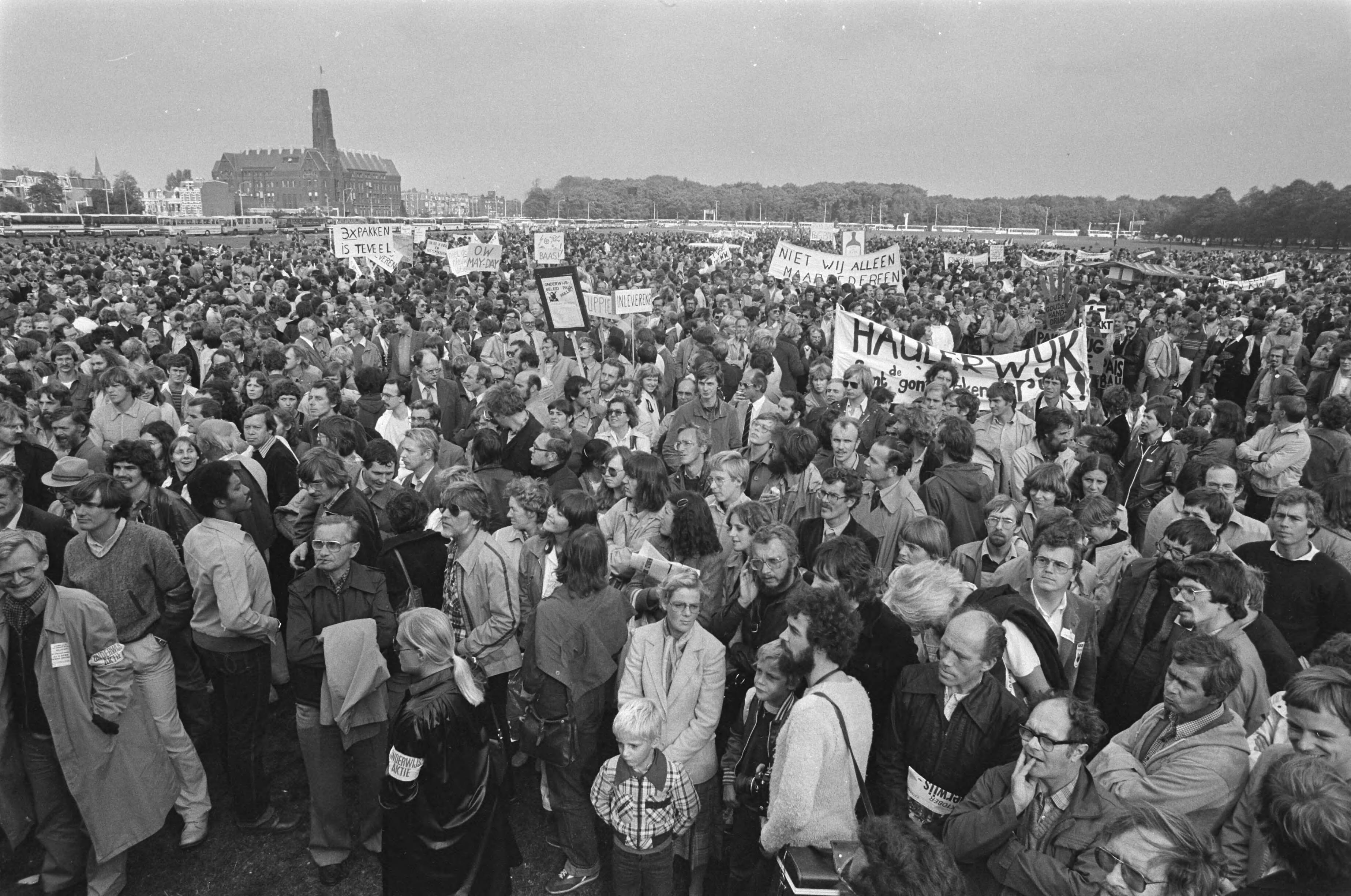 Fotocollectie Anefo — Demonstratie leerkrachten in Den Haag tegen beleid regering, demonstranten op het Malieveld — Foto: Croes, Rob C. / Anefo. Licentie: Set B: Rechtenvrij / Publiek Domein. Bron: Nationaal Archief. http://hdl.handle.net/10648/ace97906-d0b4-102d-bcf8-003048976d84
