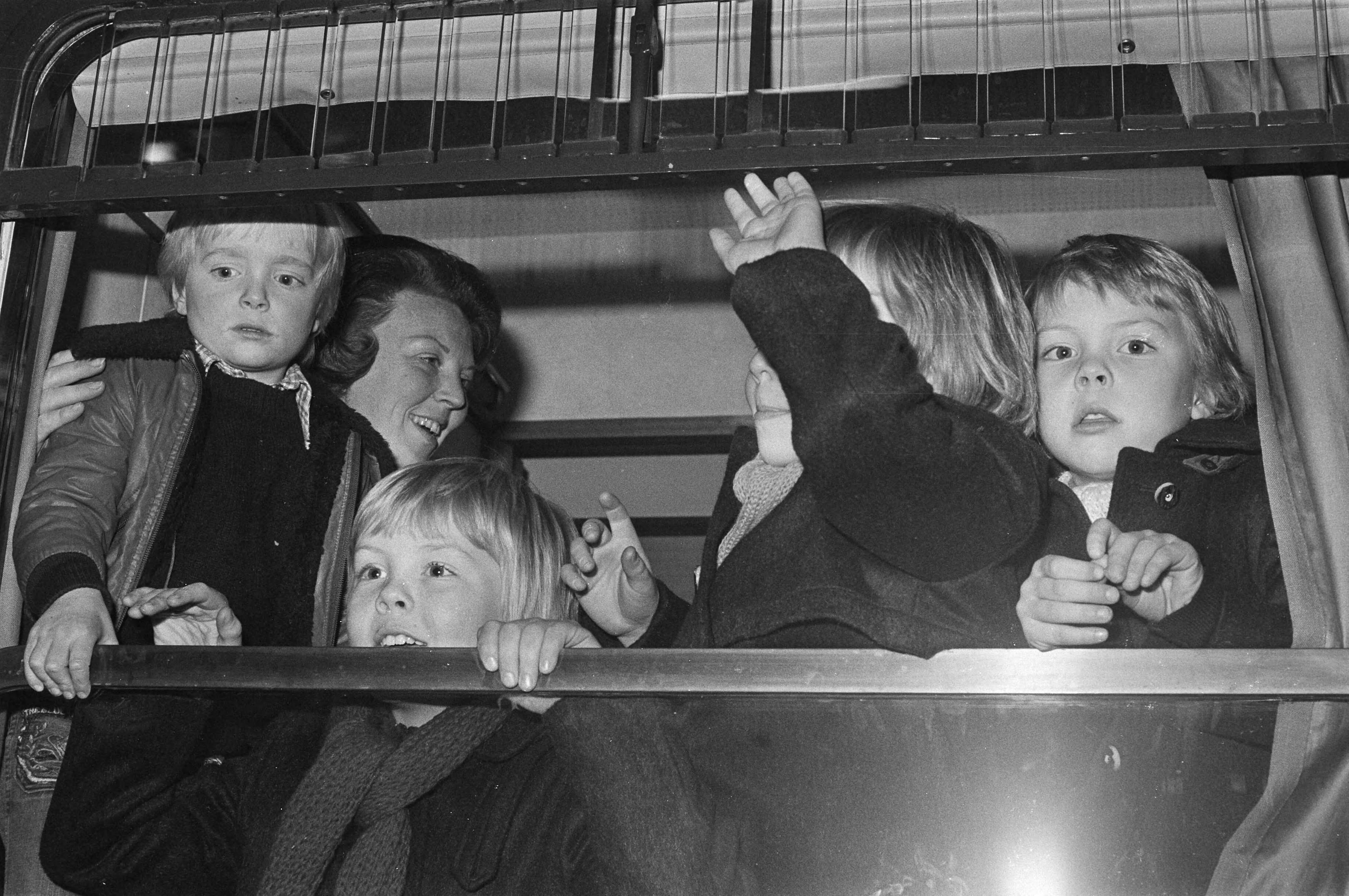 Fotocollectie Anefo — Beatrix, Claus en kinderen naar Lech; de vier prinsjes en Beatrix voor het treinraam op station te Baarn — Foto: Mieremet, Rob / Anefo. Licentie: Set B: Rechtenvrij / Publiek Domein. Bron: Nationaal Archief. http://hdl.handle.net/10648/ac79e99c-d0b4-102d-bcf8-003048976d84