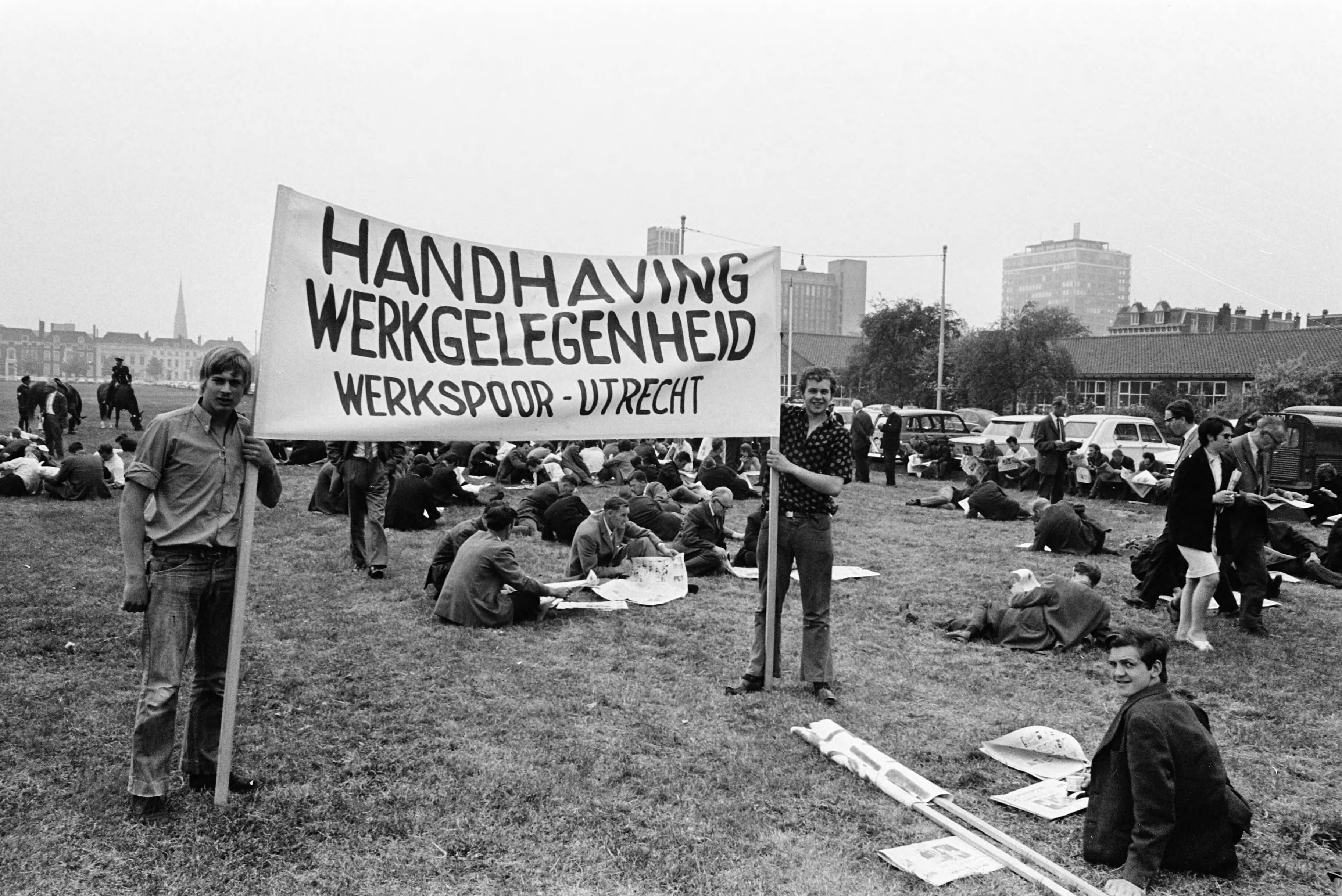 Fotocollectie Anefo — Arbeiders staken bij Werkspoor-Utrecht i.v.m. moeilijke positie van het bedrijf; werkspoorarbeiders op Malieveld, Den Haag , met bord — Foto: Evers, Joost / Anefo. Licentie: Set B: Rechtenvrij / Publiek Domein. Bron: Nationaal Archief. http://hdl.handle.net/10648/ab9842f8-d0b4-102d-bcf8-003048976d84