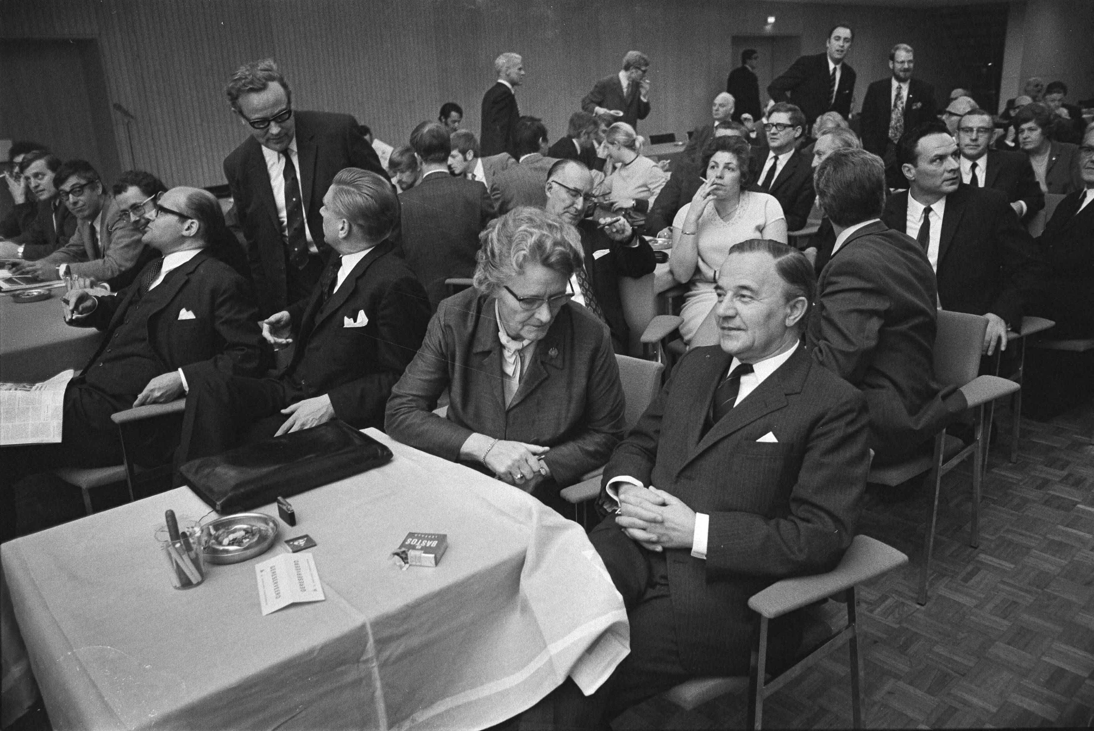 Fotocollectie Anefo — KVP-Partijraad bijeen in Congresgebouw Den Haag om te praten over o.a. het verkiezingsprogram; nr. 5: links C. Winters , rechts Veringa — Foto: Verhoeff, Bert / Anefo. Licentie: Set B: Rechtenvrij / Publiek Domein. Bron: Nationaal Archief. http://hdl.handle.net/10648/aba922e4-d0b4-102d-bcf8-003048976d84