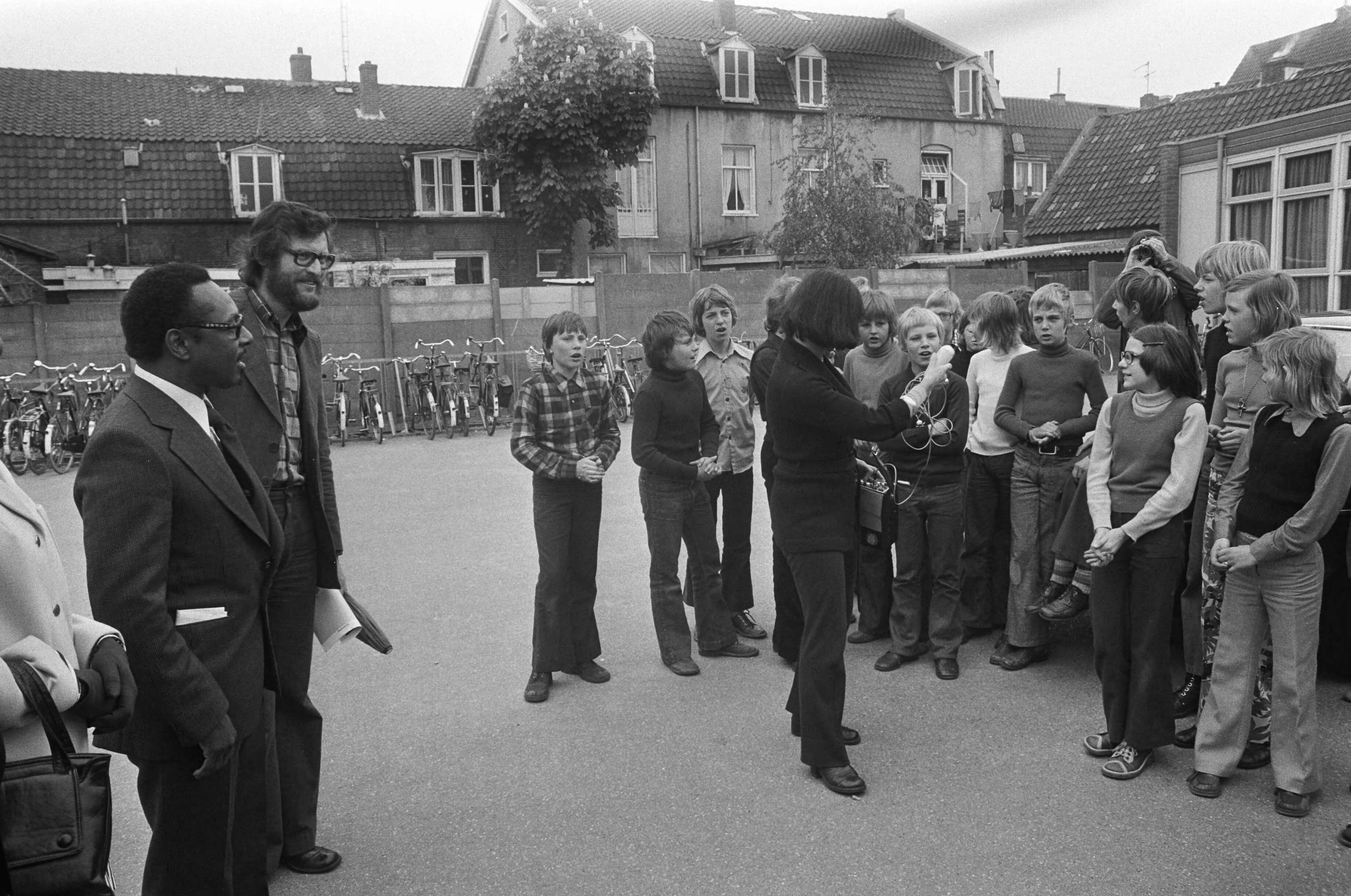 Gevolmachtigd minister Suriname mr. W. F. van Eer opent Suriname tentoonstelling in Hilversum — Minister Van Eer op het schoolplein — Foto: Fotograaf Onbekend / Anefo. Licentie: Set B: Rechtenvrij / Publiek Domein. Bron: Nationaal Archief. http://hdl.handle.net/10648/ac4ab24e-d0b4-102d-bcf8-003048976d84