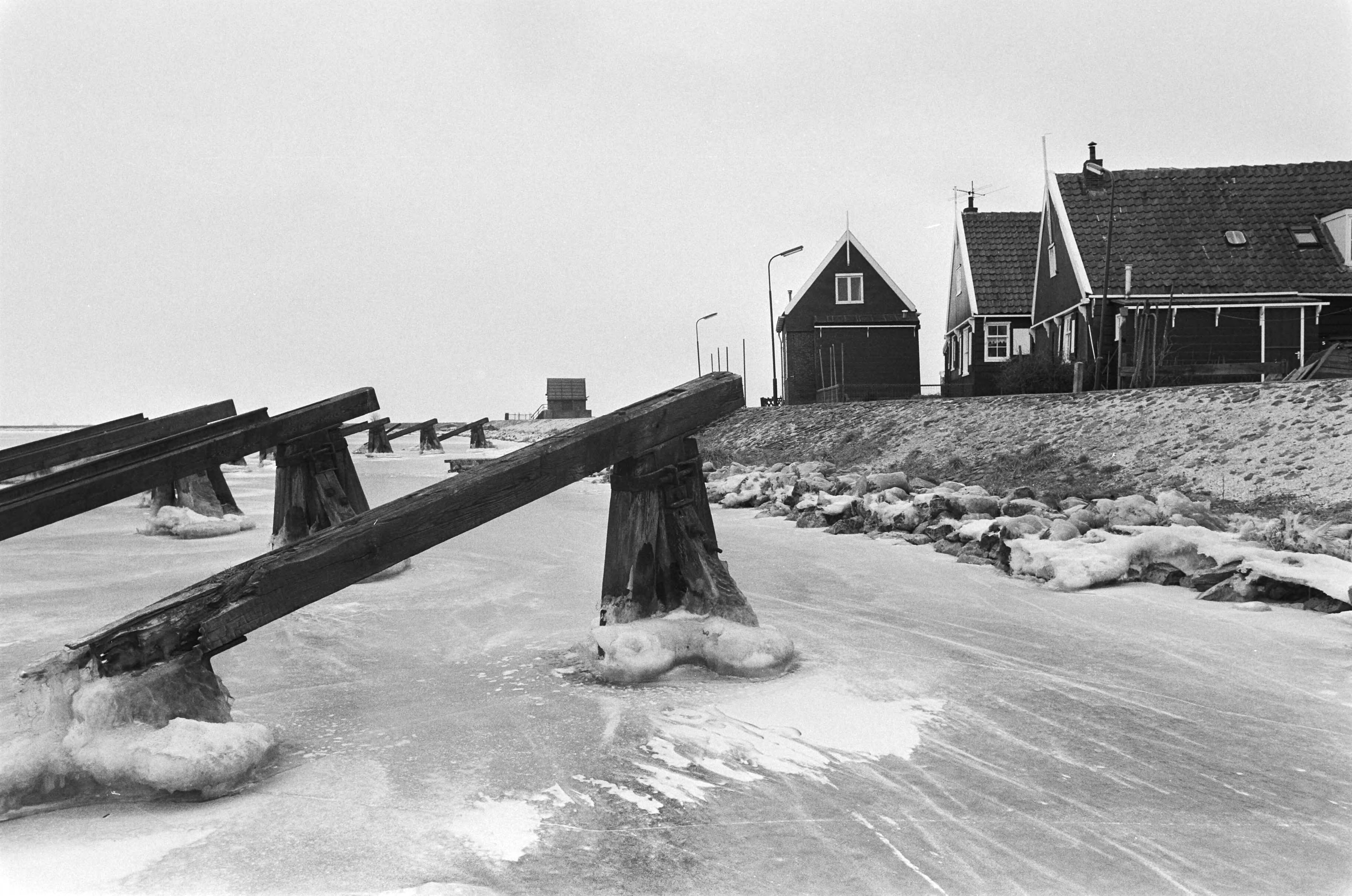 Houten ijsbrekers bij Rozewerf op Marken — ijsbrekers|ijs|winter|Marken|Noord-Holland — Foto: Gerrits, Roland / Anefo. Licentie: Set B: Rechtenvrij / Publiek Domein. Bron: Nationaal Archief. http://hdl.handle.net/10648/ad500a86-d0b4-102d-bcf8-003048976d84