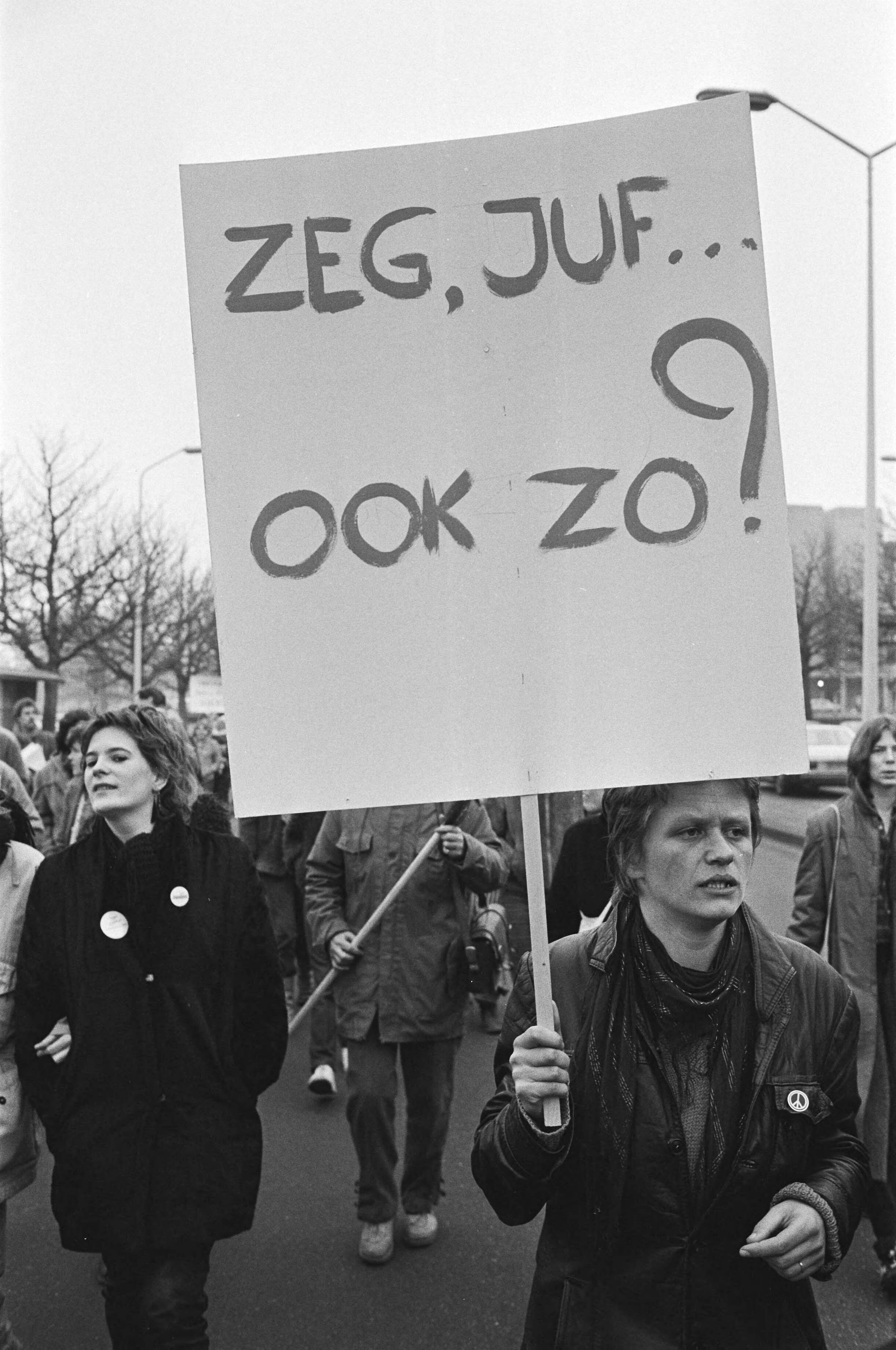 Fotocollectie Anefo — Demonstratie in Den Haag uit protest tegen ontslag van Belgische lerares Eliane Morissens (lesbienne). Bord "Zeg juf ... is dat zo?" — Foto: Antonisse, Marcel / Anefo. Licentie: Set B: Rechtenvrij / Publiek Domein. Bron: Nationaal Archief. http://hdl.handle.net/10648/ad0dfdbc-d0b4-102d-bcf8-003048976d84