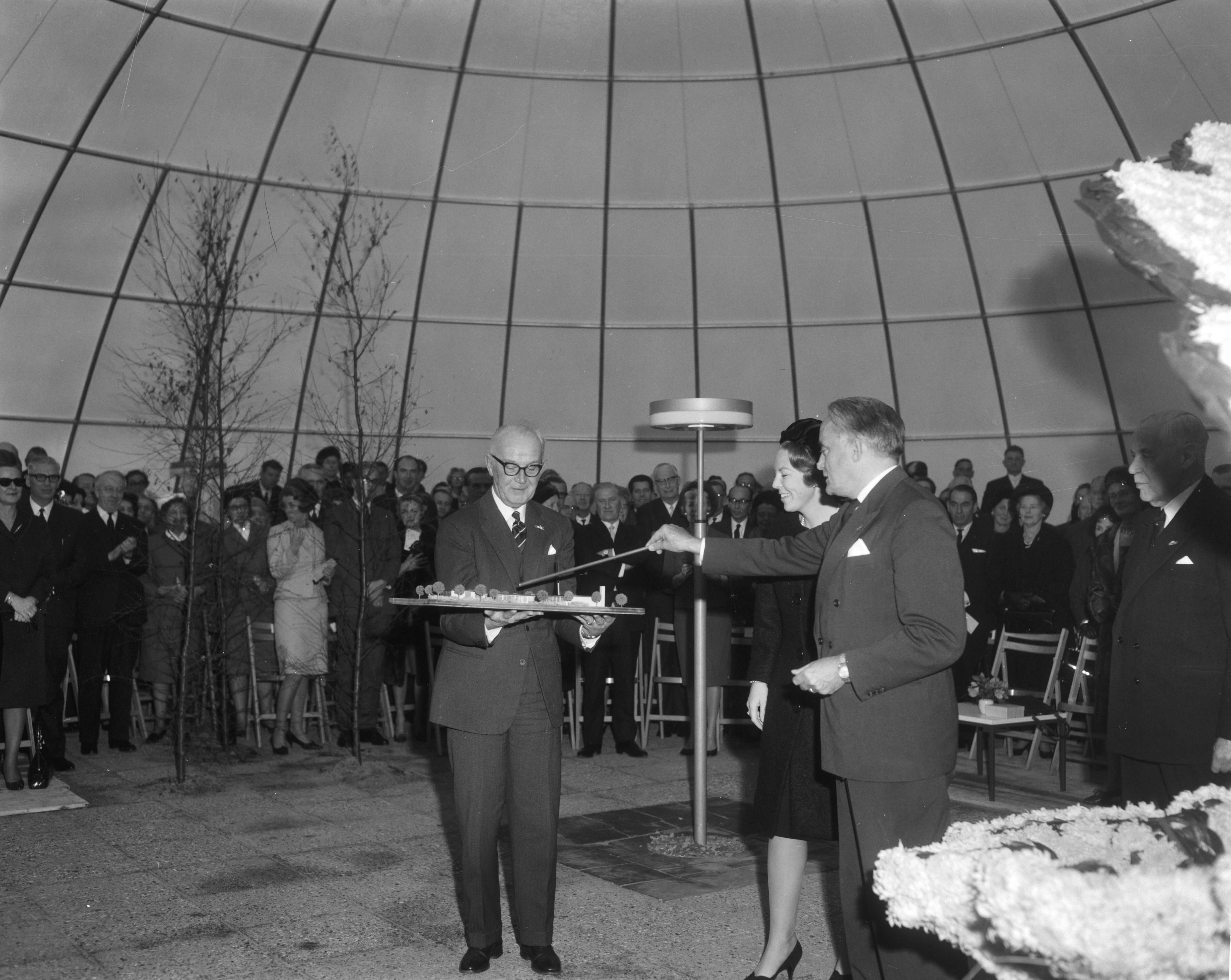 Fotocollectie Anefo — Prinses Beatrix bij het openen van paviljoen De Schelp te Scheveningen; de prinses tijdens een openingsritueel — Foto: Bilsen, Joop van / Anefo. Licentie: Set B: Rechtenvrij / Publiek Domein. Bron: Nationaal Archief. http://hdl.handle.net/10648/aacfd2d2-d0b4-102d-bcf8-003048976d84