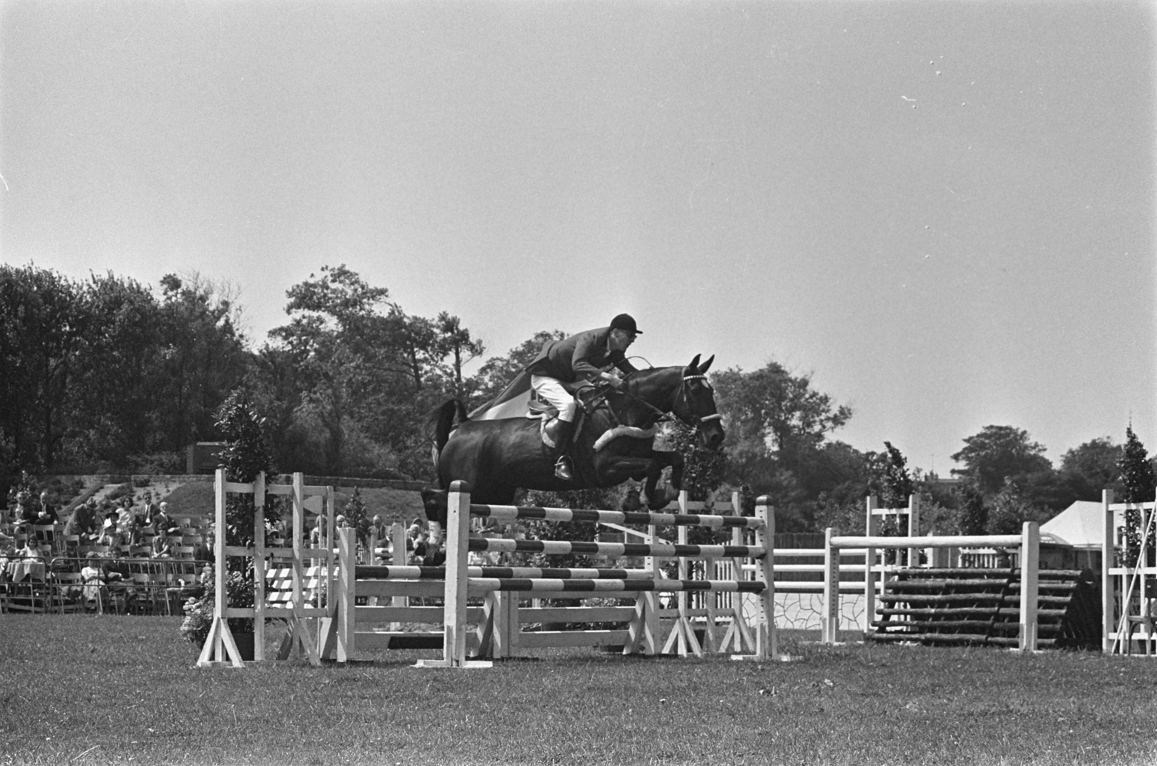 Fotocollectie Anefo — Concours Hippique te Den Haag. Mady Koster met Axel tijdens de barrage — Foto: Gelderen, Hugo van / Anefo. Licentie: Set B: Rechtenvrij / Publiek Domein. Bron: Nationaal Archief. http://hdl.handle.net/10648/aa3f2f7a-d0b4-102d-bcf8-003048976d84
