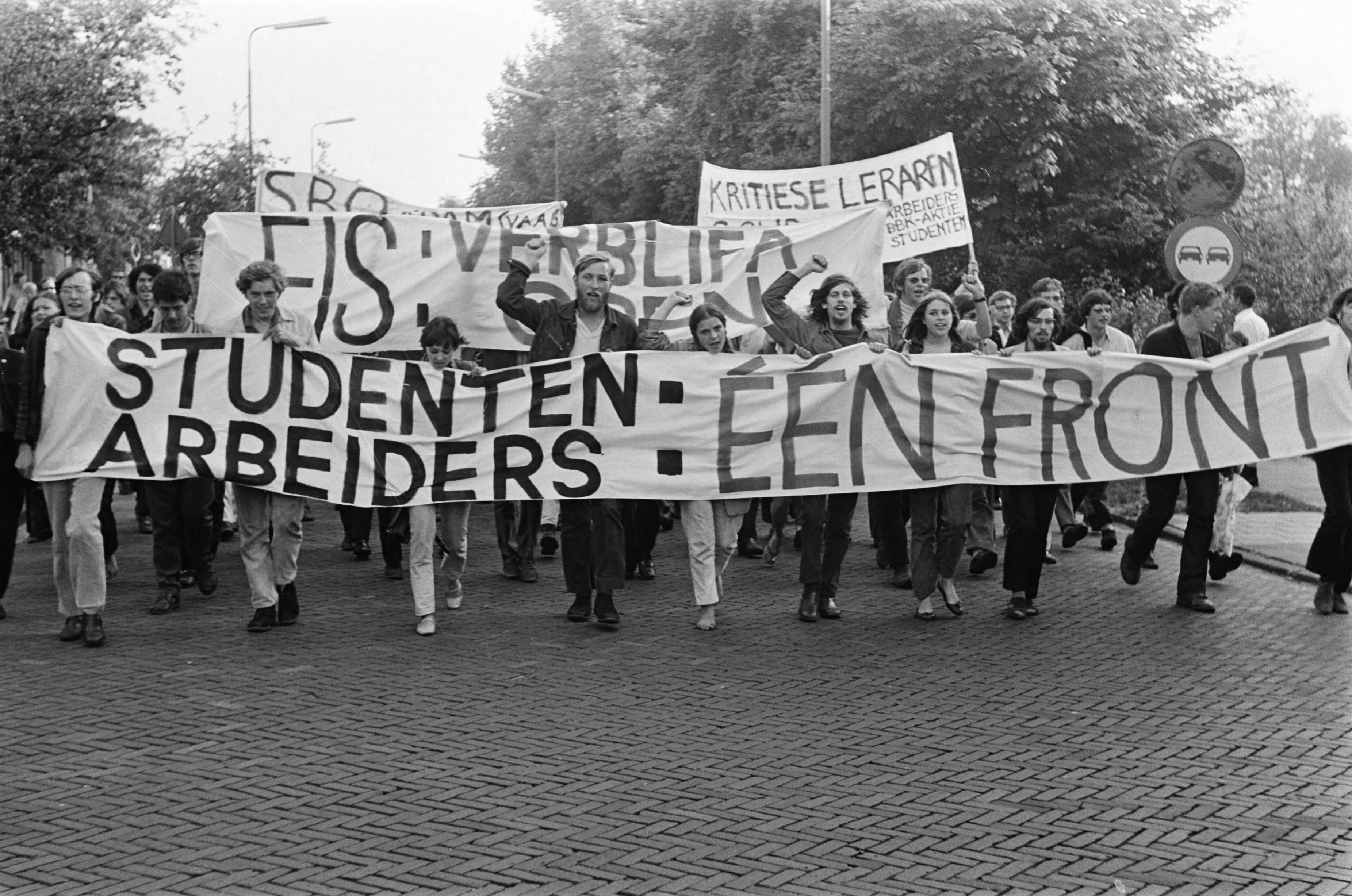 Fotocollectie Anefo — Demonstratie tegen sluiting Verblifa te Krommenie demonstranten met spandoeken — Foto: Evers, Joost / Anefo. Licentie: Set B: Rechtenvrij / Publiek Domein. Bron: Nationaal Archief. http://hdl.handle.net/10648/ab6e3e9a-d0b4-102d-bcf8-003048976d84