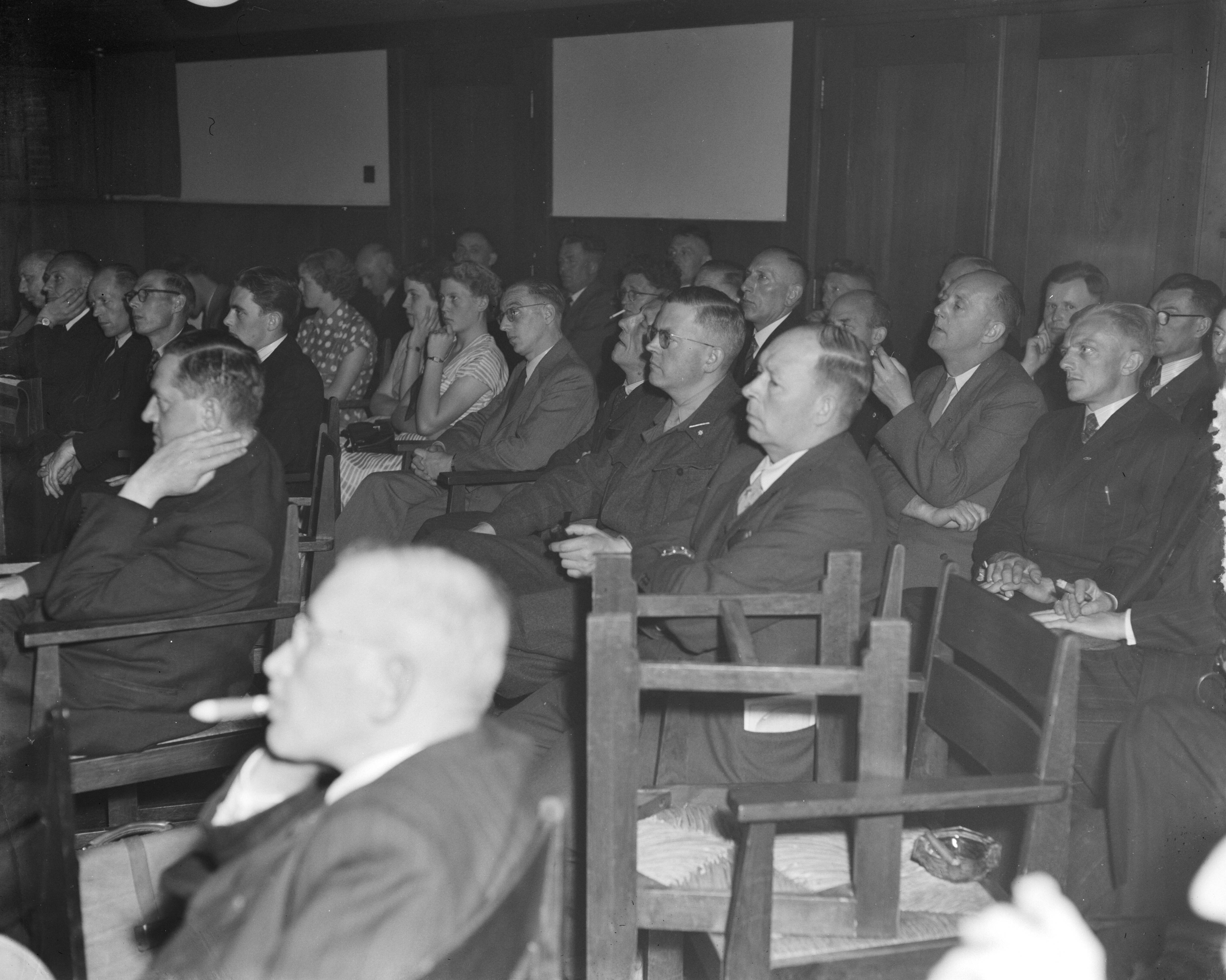 Vergadering Nederlands Christelijke Bond van Werknemers in de Textiel- en Kledingbedrijven te Zeist — Tweedaags congres van de Nederlandse Christelijke Bond van Werknemers in de Textiel- en Kledingbedrijven "Unitas" in conferentieoord Woudschoten te Zeist — Foto: Consenheim, Wim / Anefo. Licentie: Set B: Rechtenvrij / Publiek Domein. Bron: Nationaal Archief. http://hdl.handle.net/10648/a8fbc2e0-d0b4-102d-bcf8-003048976d84