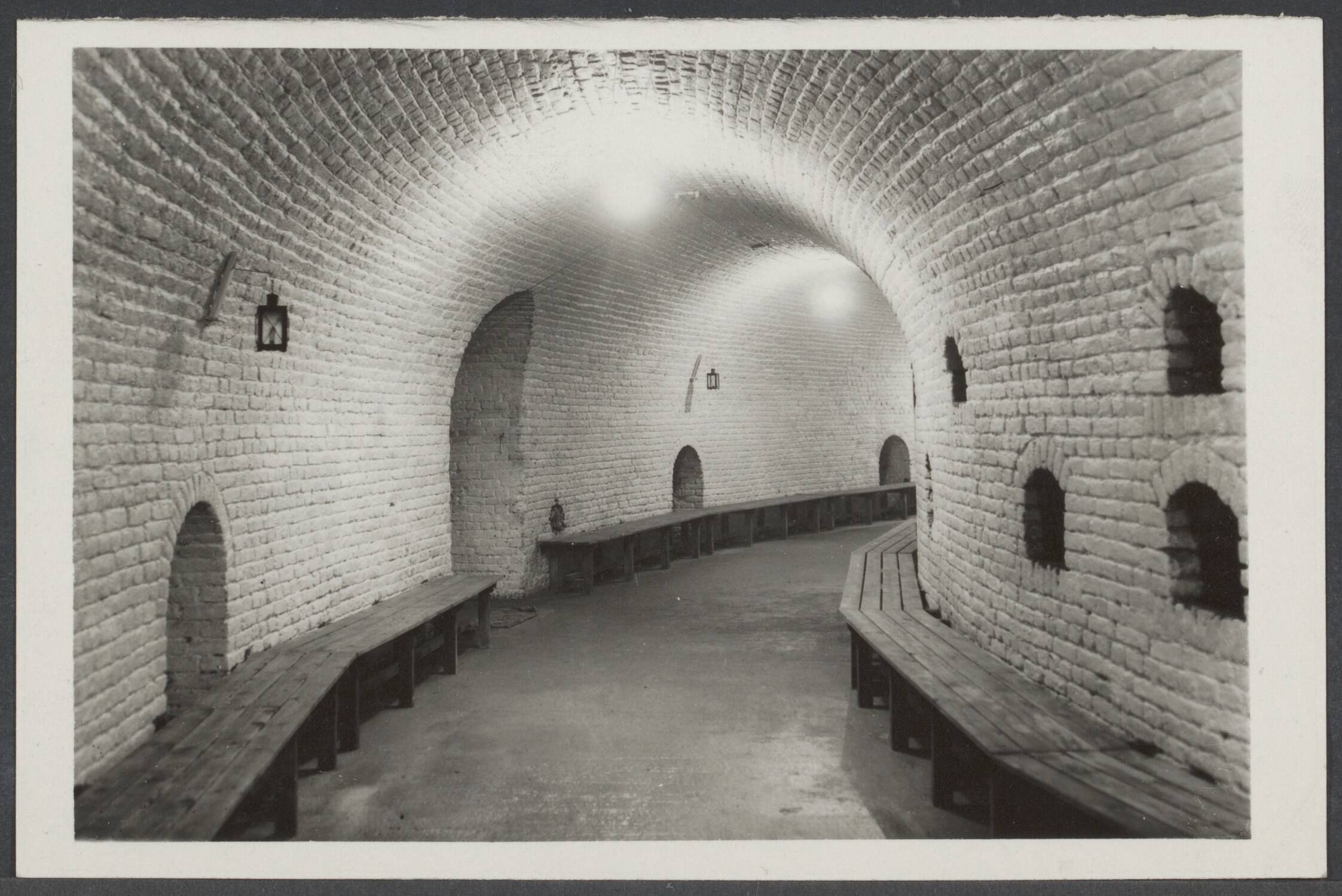 Maastricht I - Algemeen — Maastricht. Onderaardse gangen en tunnels — Foto: R.K. Foto-persbureau "Het Zuiden" / Rechtenvrij. Licentie: Set B: Rechtenvrij / Publiek Domein. Bron: Nationaal Archief. http://hdl.handle.net/10648/b9a49b1f-39b9-03b1-0d36-15c42bf149e2