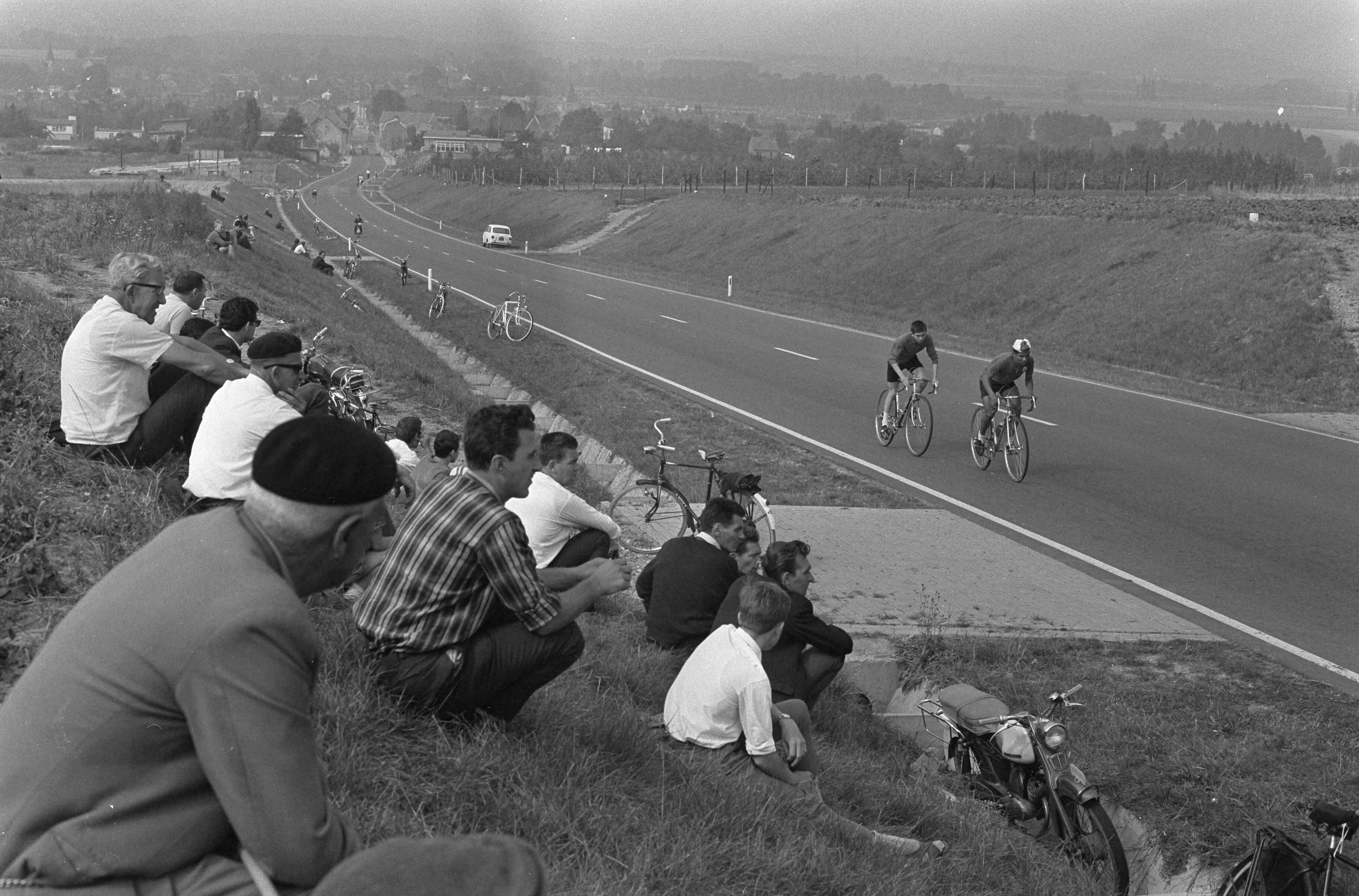 Fotocollectie Anefo — Voorbereidingen WK op de Bergseweg in Voerendaal (Limburg). Publiek kijkt naar de renners — Foto: Nijs, Jac. de / Anefo. Licentie: Set B: Rechtenvrij / Publiek Domein. Bron: Nationaal Archief. http://hdl.handle.net/10648/ab24f910-d0b4-102d-bcf8-003048976d84