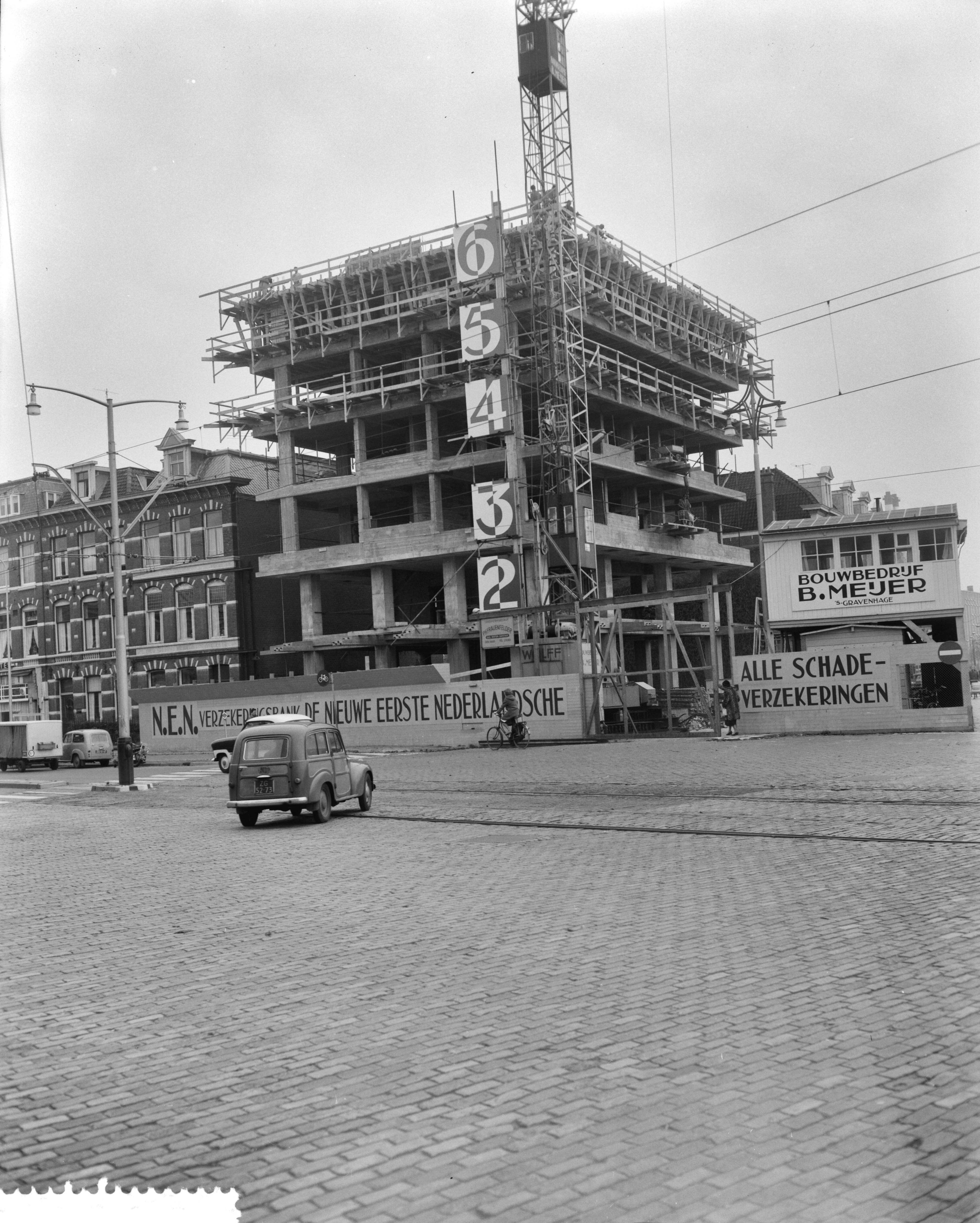 Fotocollectie Anefo — Bouw flatgebouw aan de Laan van der Meerdervoort te Den Haag — Foto: Bilsen, Joop van / Anefo. Licentie: Set B: Rechtenvrij / Publiek Domein. Bron: Nationaal Archief. http://hdl.handle.net/10648/a9bd0982-d0b4-102d-bcf8-003048976d84