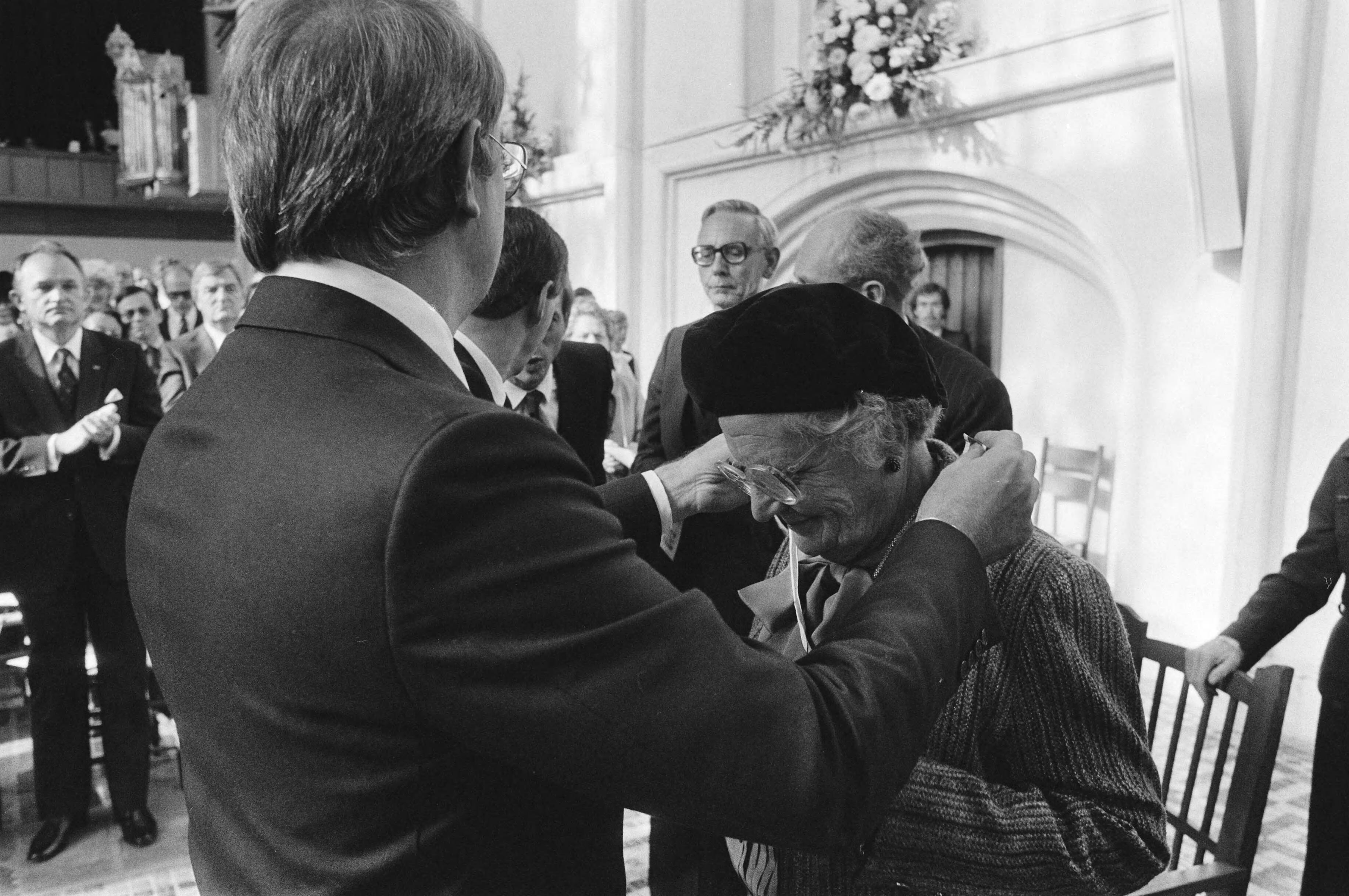 Uitreiking van de Four Freedoms Medals in 1982 in Middelburg door leden van de Franklin D. Roosevelt Centennial Commission — Prinses Juliana ontvangt de Four Freedoms Medal uit handen van de voormalige VN-ambassadeur W.J. van den Heuvel. Links de ex-ministers Van der Stoel en Witteveen — Foto: Bogaerts, Rob / Anefo. Licentie: Set B: Rechtenvrij / Publiek Domein. Bron: Nationaal Archief. http://hdl.handle.net/10648/ad20076e-d0b4-102d-bcf8-003048976d84