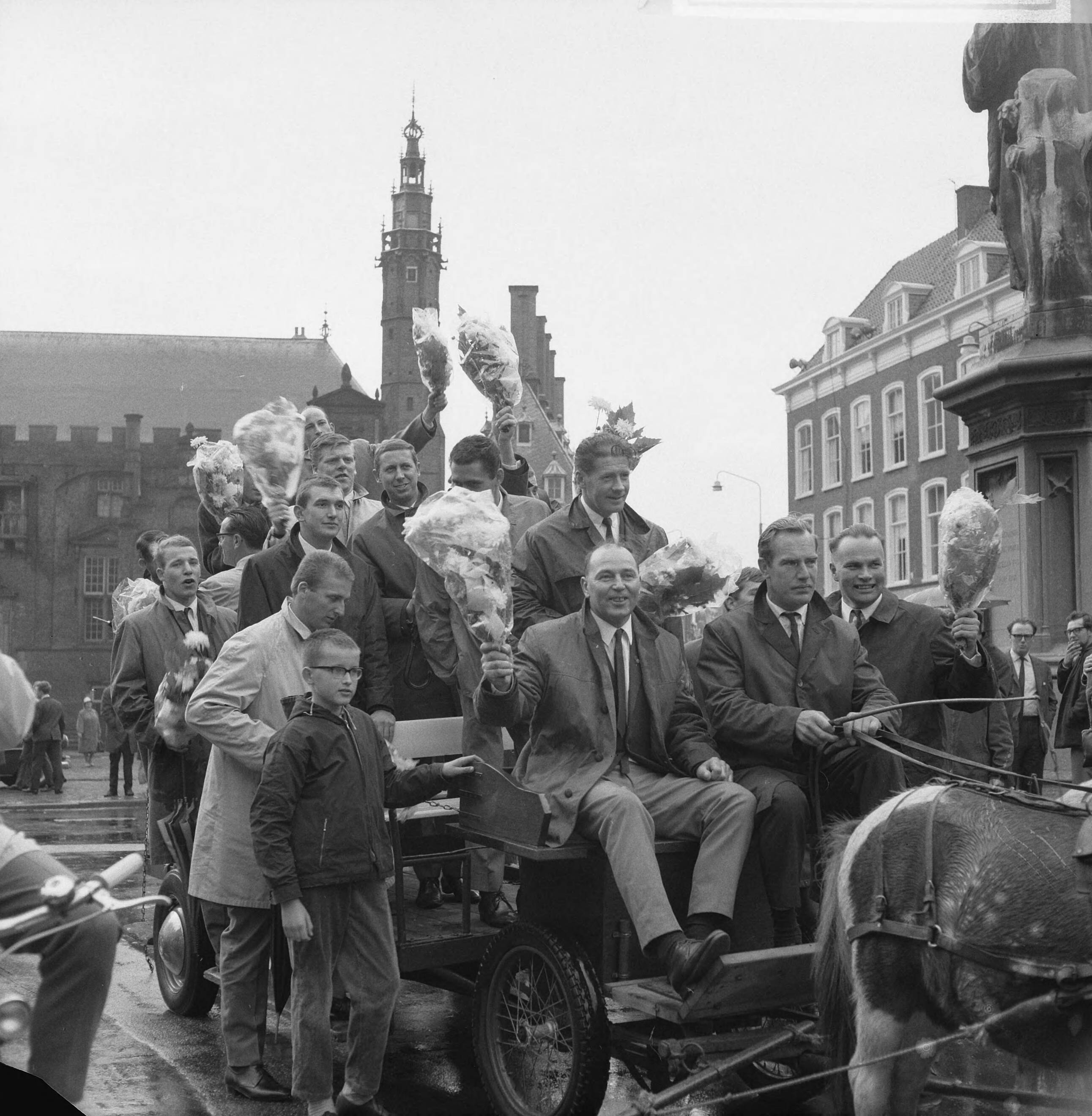 Fotocollectie Anefo — Haarlem Nicols nieuwe Nederlandse honkbalkampioen, hier maken zij rondrit door de stad op ponywagens — Foto: Kroon, Ron / Anefo. Licentie: Set B: Rechtenvrij / Publiek Domein. Bron: Nationaal Archief. http://hdl.handle.net/10648/aac13d58-d0b4-102d-bcf8-003048976d84