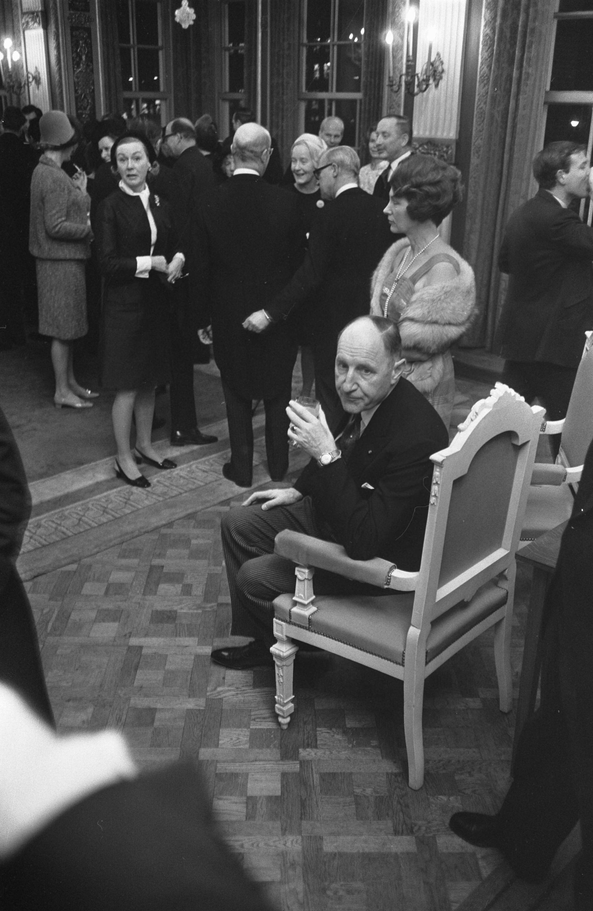 Fotocollectie Anefo — Nieuwjaarsreceptie minister Luns in Treveszaal Den Haag de minister moet even uitblazen van het handjes geven, zijn echtgenote — Foto: Koch, Eric / Anefo. Licentie: Set B: Rechtenvrij / Publiek Domein. Bron: Nationaal Archief. http://hdl.handle.net/10648/ab59db3a-d0b4-102d-bcf8-003048976d84