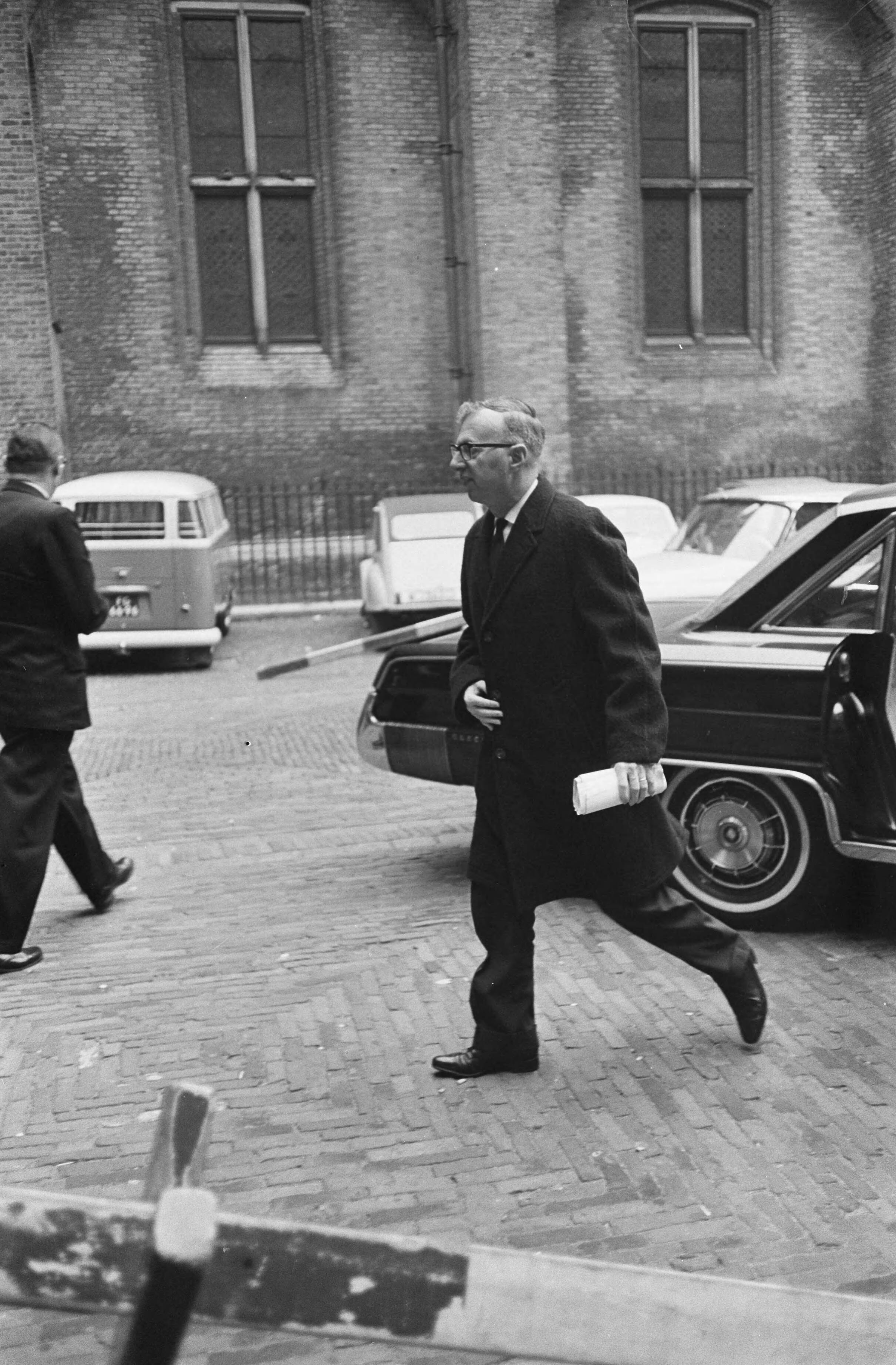 Fotocollectie Anefo — Kabinet in Den Haag bijeen, Minister Zijlstra ging op een holletje de Trèveszaal in — Foto: Pot, Harry / Anefo. Licentie: Set B: Rechtenvrij / Publiek Domein. Bron: Nationaal Archief. http://hdl.handle.net/10648/aa1cb030-d0b4-102d-bcf8-003048976d84
