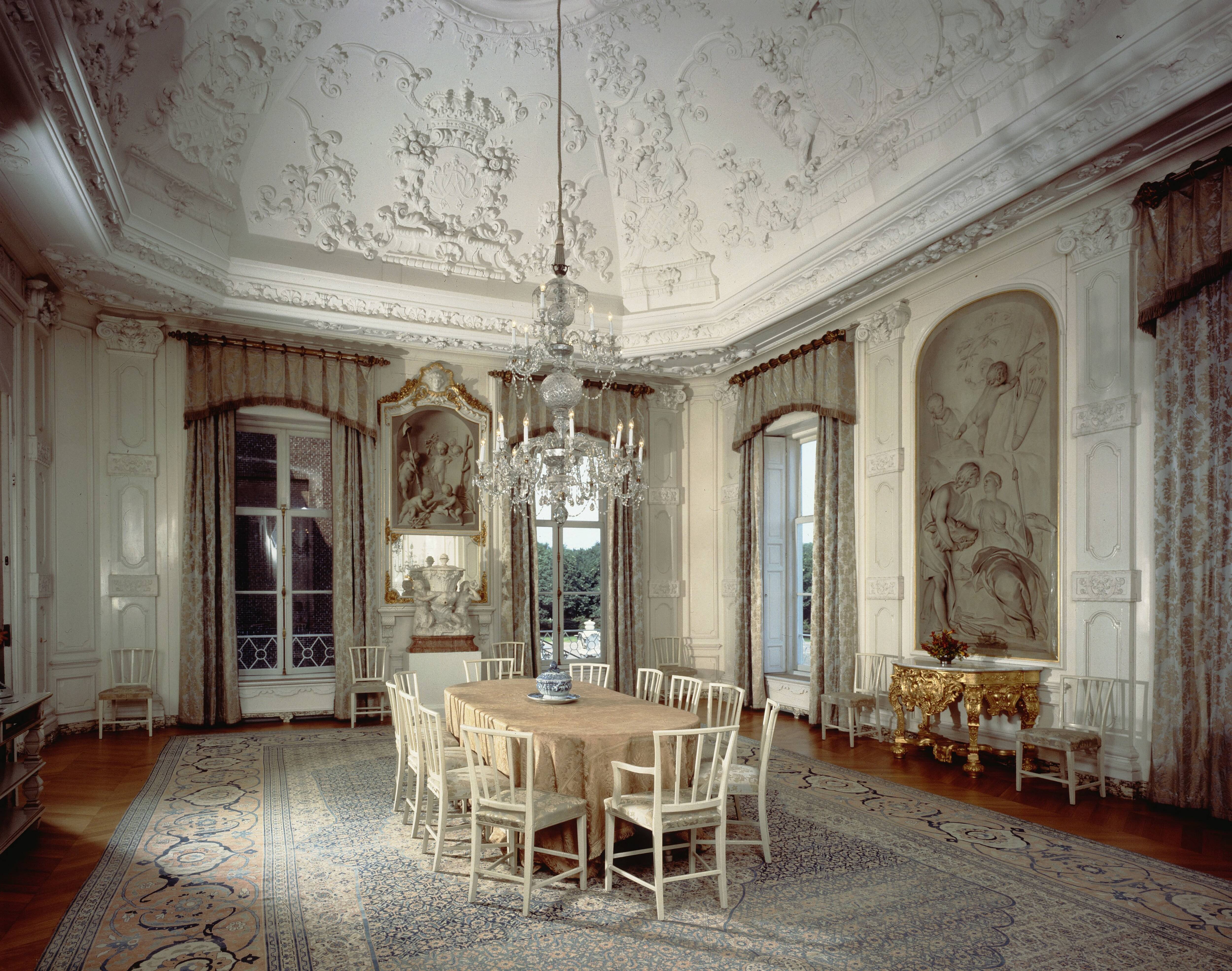 Paleis Huis ten Bosch te Den Haag — Witte Eetzaal — Foto: Hofmeester, Bart / RVD. Licentie: Set B: Rechtenvrij / Publiek Domein. Bron: Nationaal Archief. http://hdl.handle.net/10648/afa89744-d0b4-102d-bcf8-003048976d84