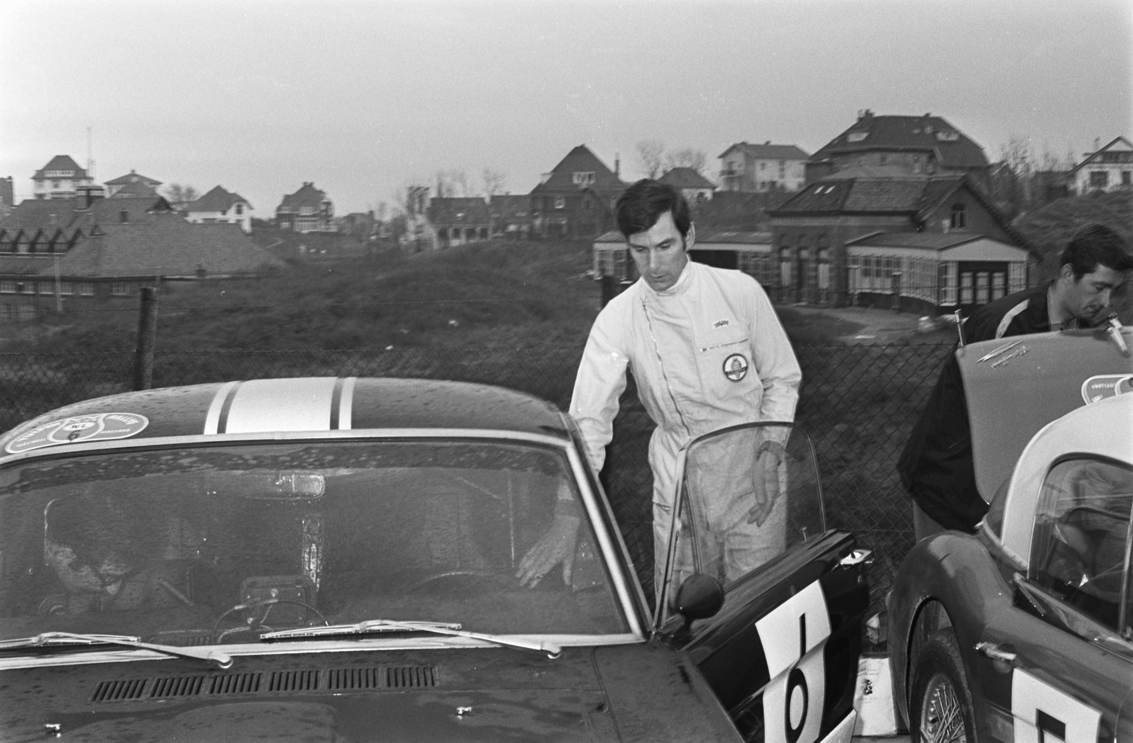 Fotocollectie Anefo — Start Tulpenrallye in Noordwijk. De Francaise Marie Claude Beaumont bezig met een wiel verwisselen — Foto: Kroon, Ron / Anefo. Licentie: Set B: Rechtenvrij / Publiek Domein. Bron: Nationaal Archief. http://hdl.handle.net/10648/ab3dc06c-d0b4-102d-bcf8-003048976d84