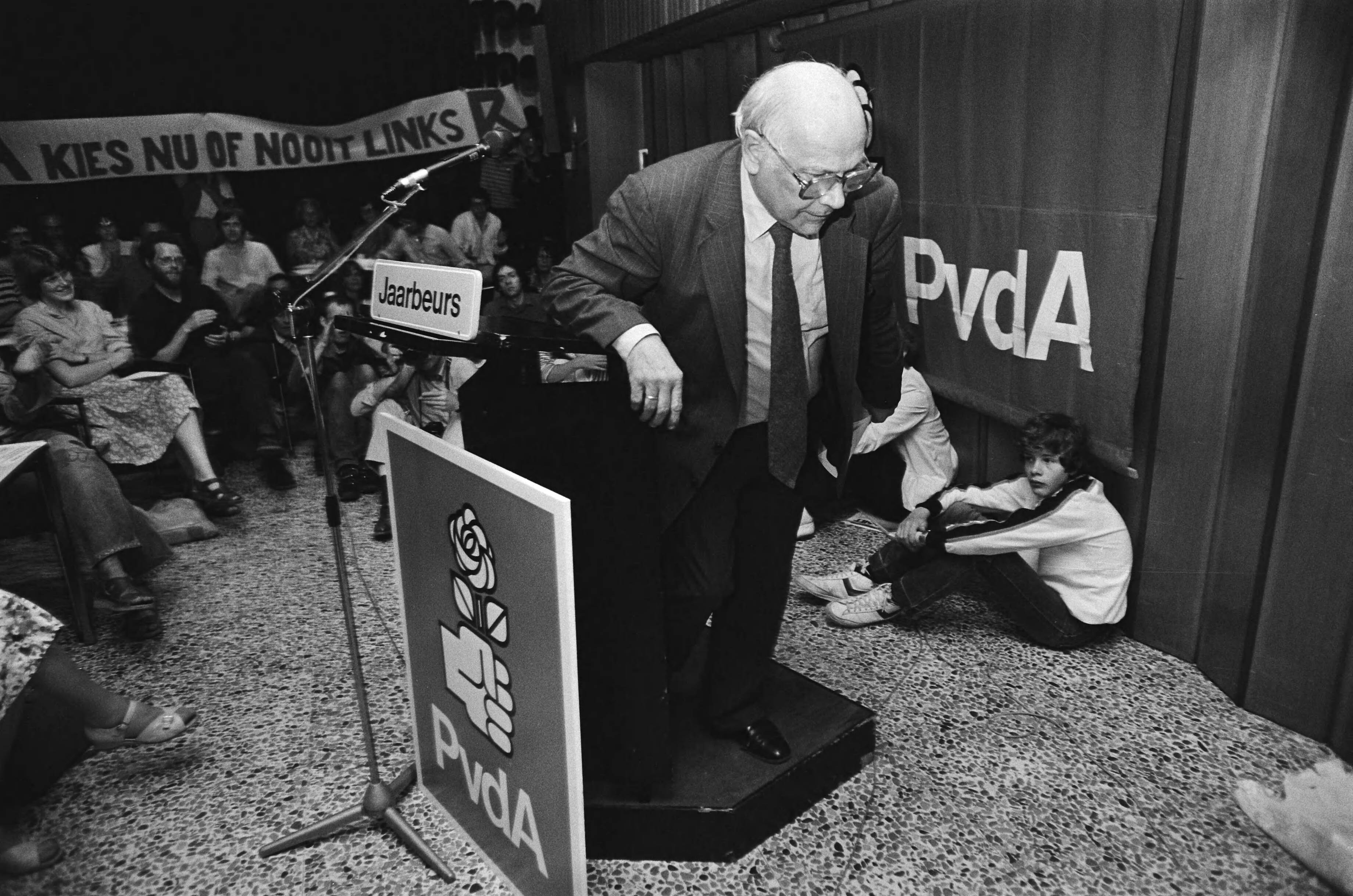 Fotocollectie Anefo — Bijeenkomst door PvdA in Utrecht i.v.m. de kabinetscrisis Den Uyl in gesprek met het publiek — Foto: Croes, Rob C. / Anefo. Licentie: Set B: Rechtenvrij / Publiek Domein. Bron: Nationaal Archief. http://hdl.handle.net/10648/ad17fa2e-d0b4-102d-bcf8-003048976d84