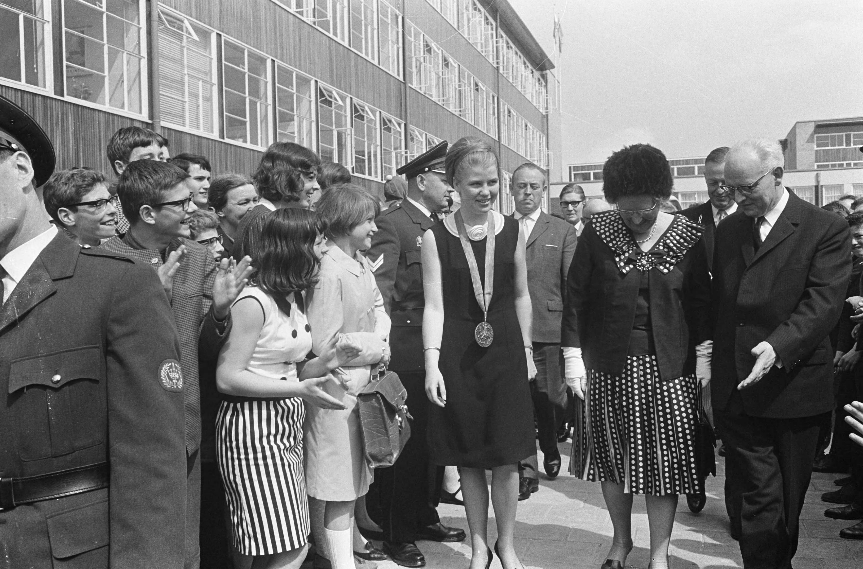 Fotocollectie Anefo — Koningin Juliana in Voorburg, Opening St. Maartenslyceum. De koningin loopt door een haag van scholieren — Foto: Koch, Eric / Anefo. Licentie: Set B: Rechtenvrij / Publiek Domein. Bron: Nationaal Archief. http://hdl.handle.net/10648/aae74764-d0b4-102d-bcf8-003048976d84