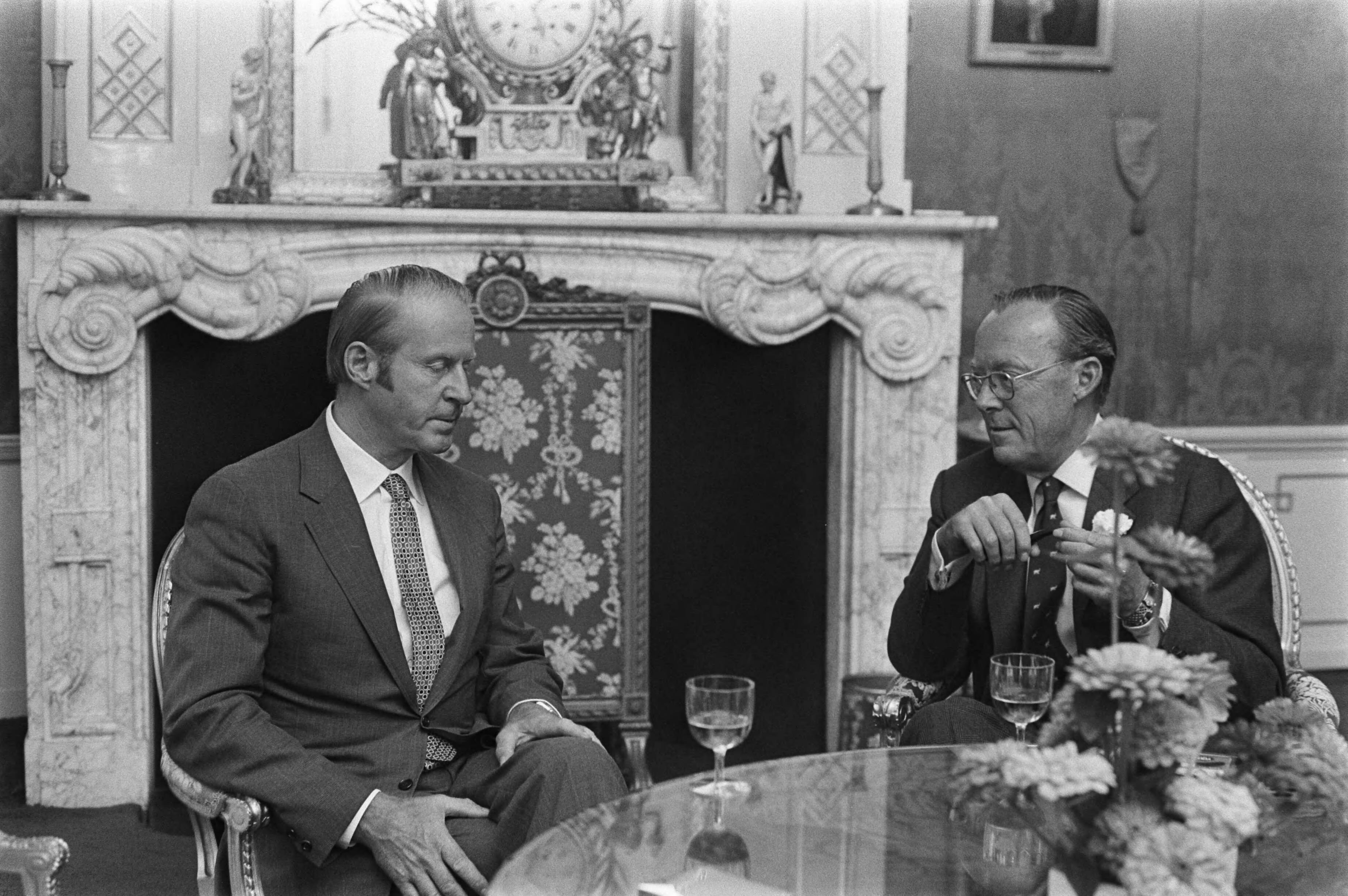 Fotocollectie Anefo — Prins Bernhard ontvangt zeezeiler Thor Heyerdahl op Huis ten Bosch , Den Haag — Foto: Mieremet, Rob / Anefo. Licentie: Set B: Rechtenvrij / Publiek Domein. Bron: Nationaal Archief. http://hdl.handle.net/10648/aba2523e-d0b4-102d-bcf8-003048976d84
