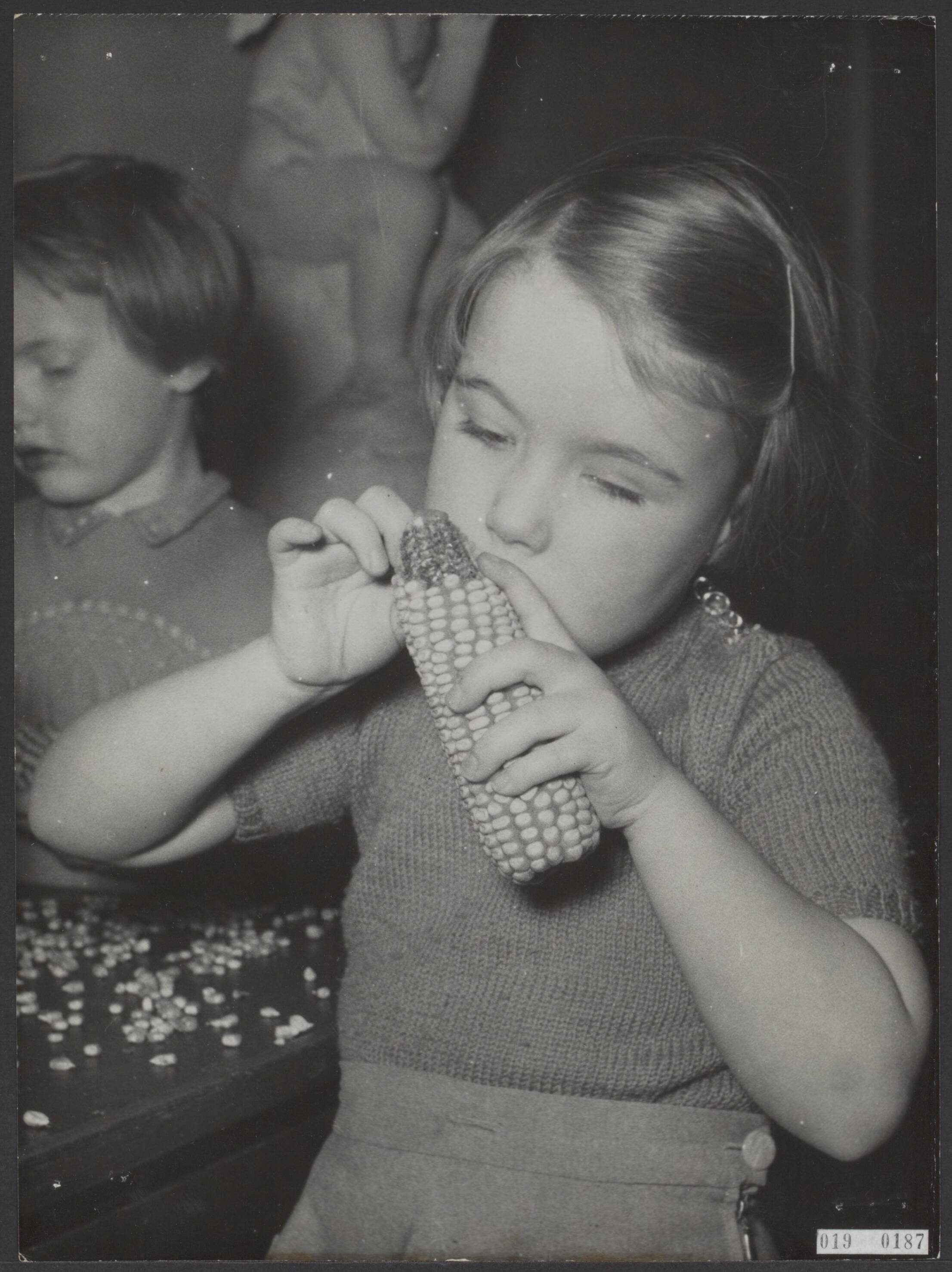 Fotocollectie Elsevier Binnenland — Een heitje voor een karweitje op paleis Soestdijk. Koningin Juliana als padvindster en prinses Marijke (Christina) maken zich verdienstelijk bij het plukken van maiskoven — Foto: Fotograaf Onbekend / Anefo. Licentie: Set B: Rechtenvrij / Publiek Domein. Bron: Nationaal Archief. http://hdl.handle.net/10648/adc5c2a8-d0b4-102d-bcf8-003048976d84