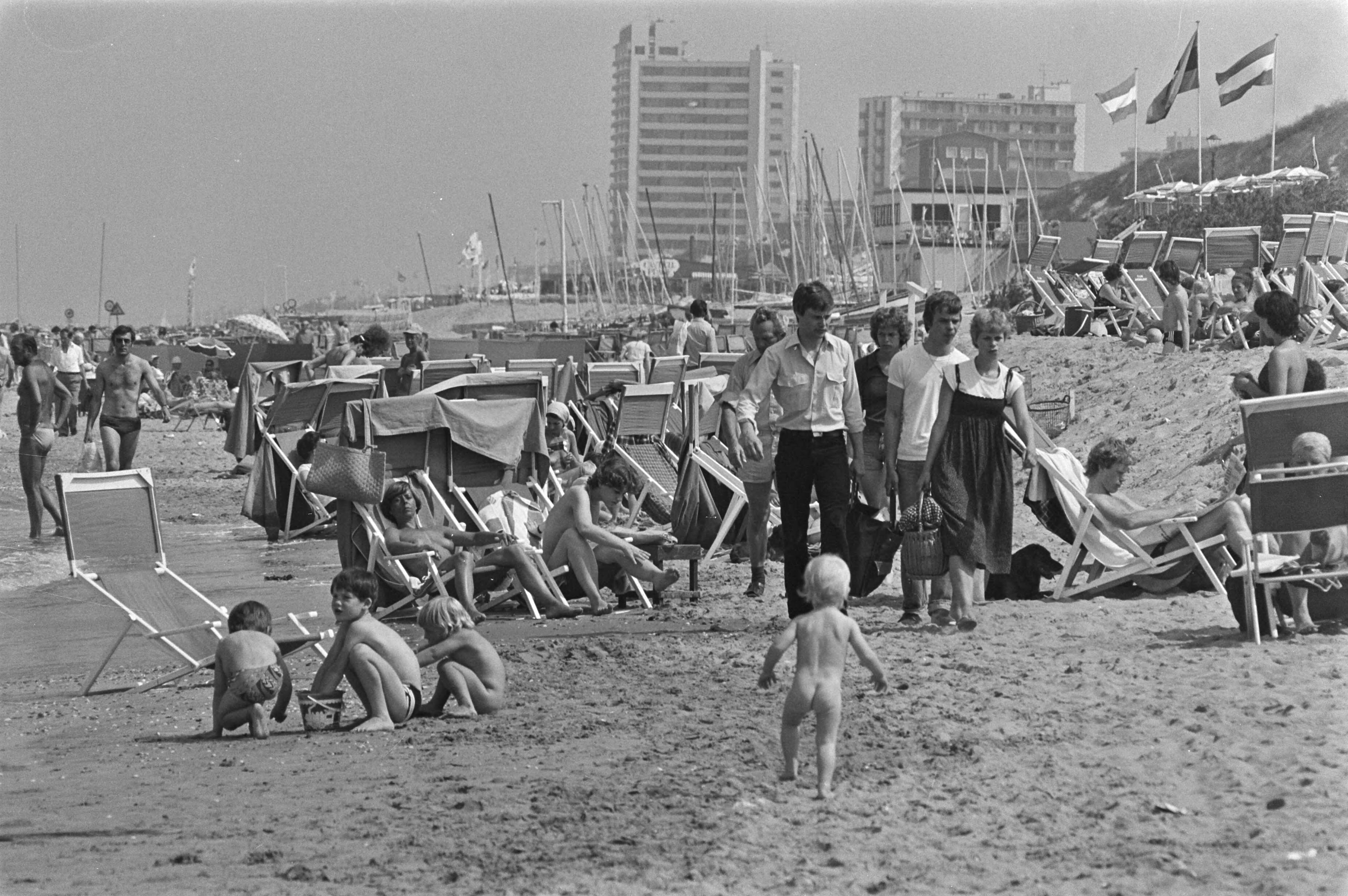 Fotocollectie Anefo — Strand Zandvoort — Foto: Peters, Hans / Anefo. Licentie: Set B: Rechtenvrij / Publiek Domein. Bron: Nationaal Archief. http://hdl.handle.net/10648/acb4bf36-d0b4-102d-bcf8-003048976d84