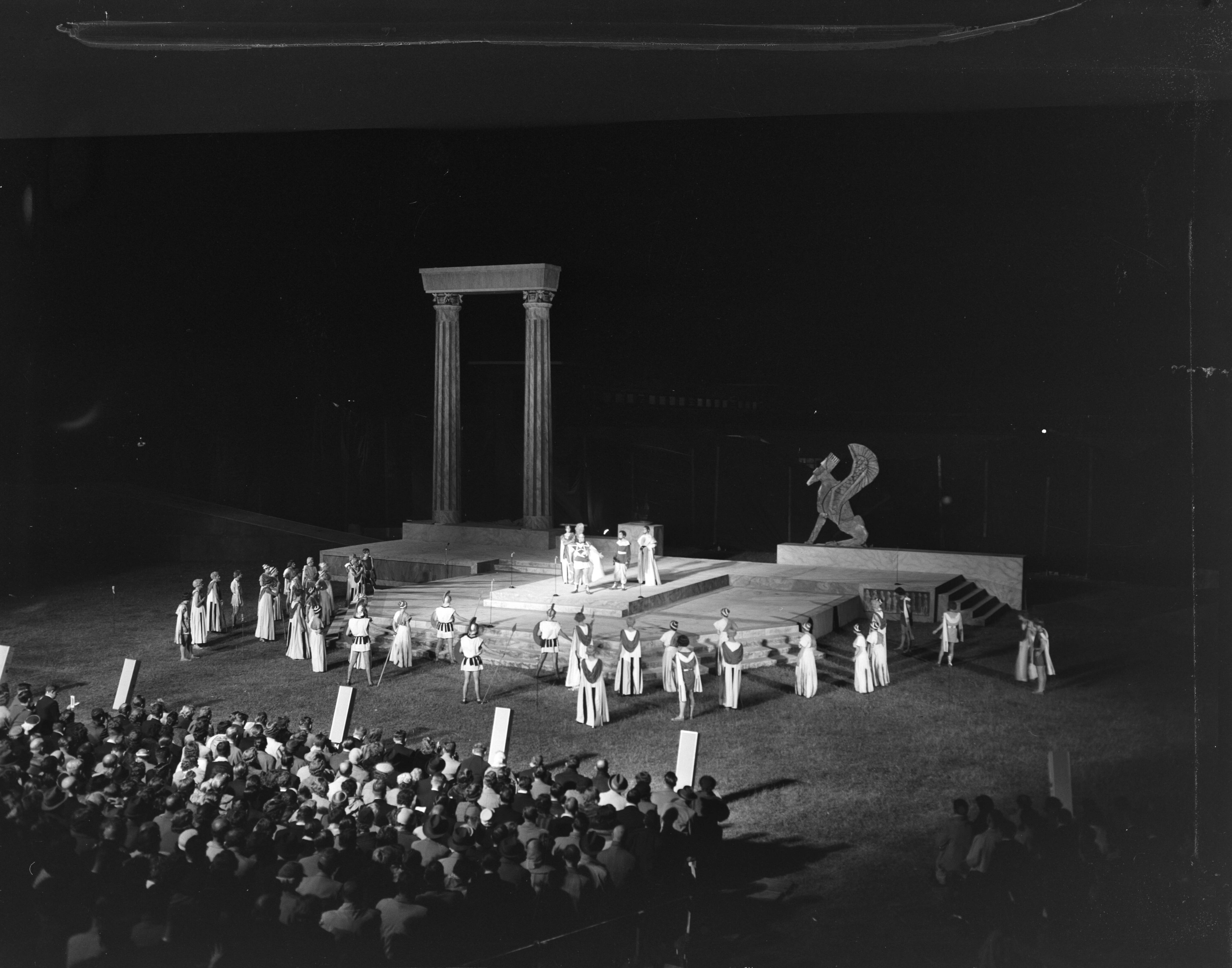 Lustrum USC Utrecht (1956) — USC-lustrumspel "Xerxes" — Foto: Bilsen, Joop van / Anefo. Licentie: Set B: Rechtenvrij / Publiek Domein. Bron: Nationaal Archief. http://hdl.handle.net/10648/a94b3eba-d0b4-102d-bcf8-003048976d84