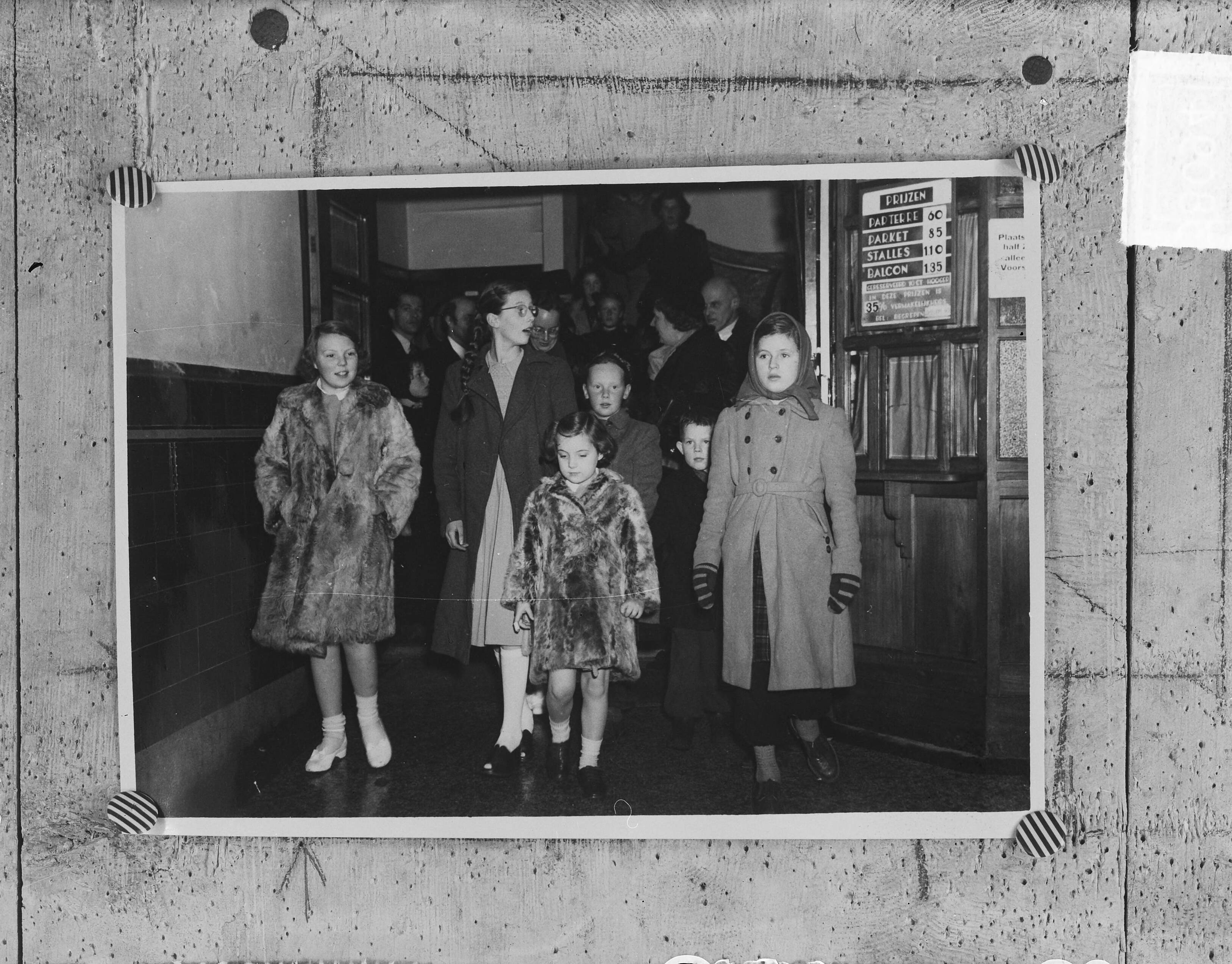 Fotocollectie Anefo — Kindervoorstelling in Baarn t.g.v. verjaardag van pinses Beatrix — Foto: Fotograaf Onbekend / Anefo. Licentie: Set B: Rechtenvrij / Publiek Domein. Bron: Nationaal Archief. http://hdl.handle.net/10648/a8d422bc-d0b4-102d-bcf8-003048976d84