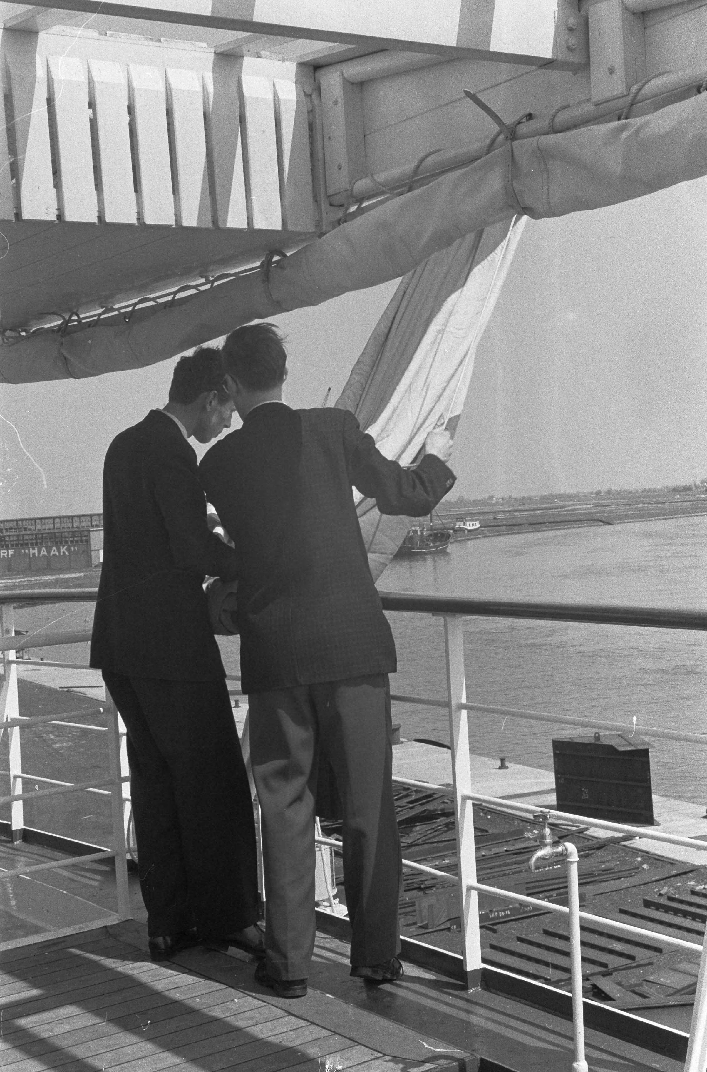 Fotocollectie Anefo — Tewaterlating "Krakatau" bij Zaanlandse Scheepsbouw Mij — Foto: Pot, Harry / Anefo. Licentie: Set B: Rechtenvrij / Publiek Domein. Bron: Nationaal Archief. http://hdl.handle.net/10648/a9adeab0-d0b4-102d-bcf8-003048976d84