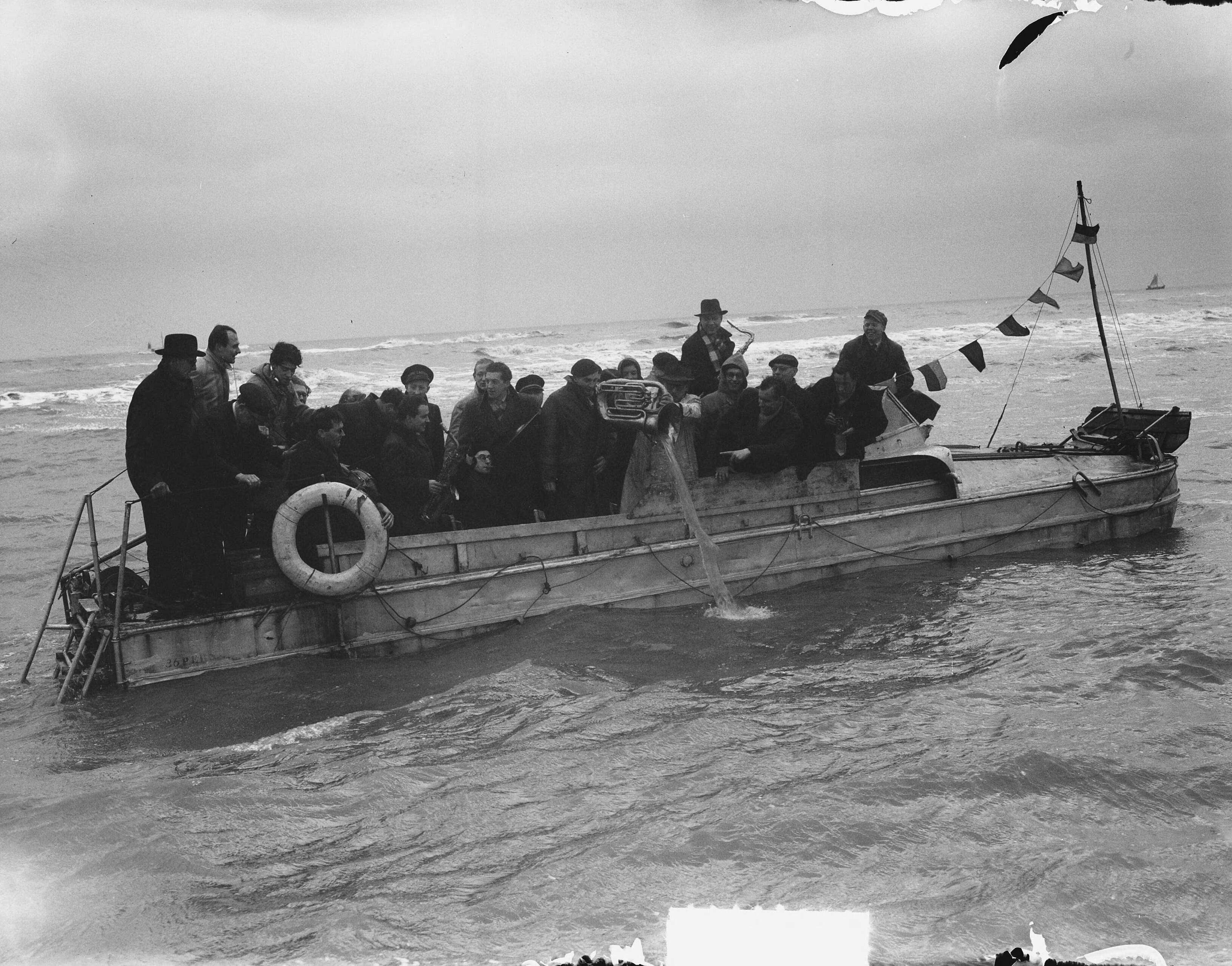 Fotocollectie Anefo — Tewaterlating van "Het Ding" te Zandvoort — Foto: Vogel, Carel L. de / Anefo. Licentie: Set B: Rechtenvrij / Publiek Domein. Bron: Nationaal Archief. http://hdl.handle.net/10648/a8e5d05c-d0b4-102d-bcf8-003048976d84