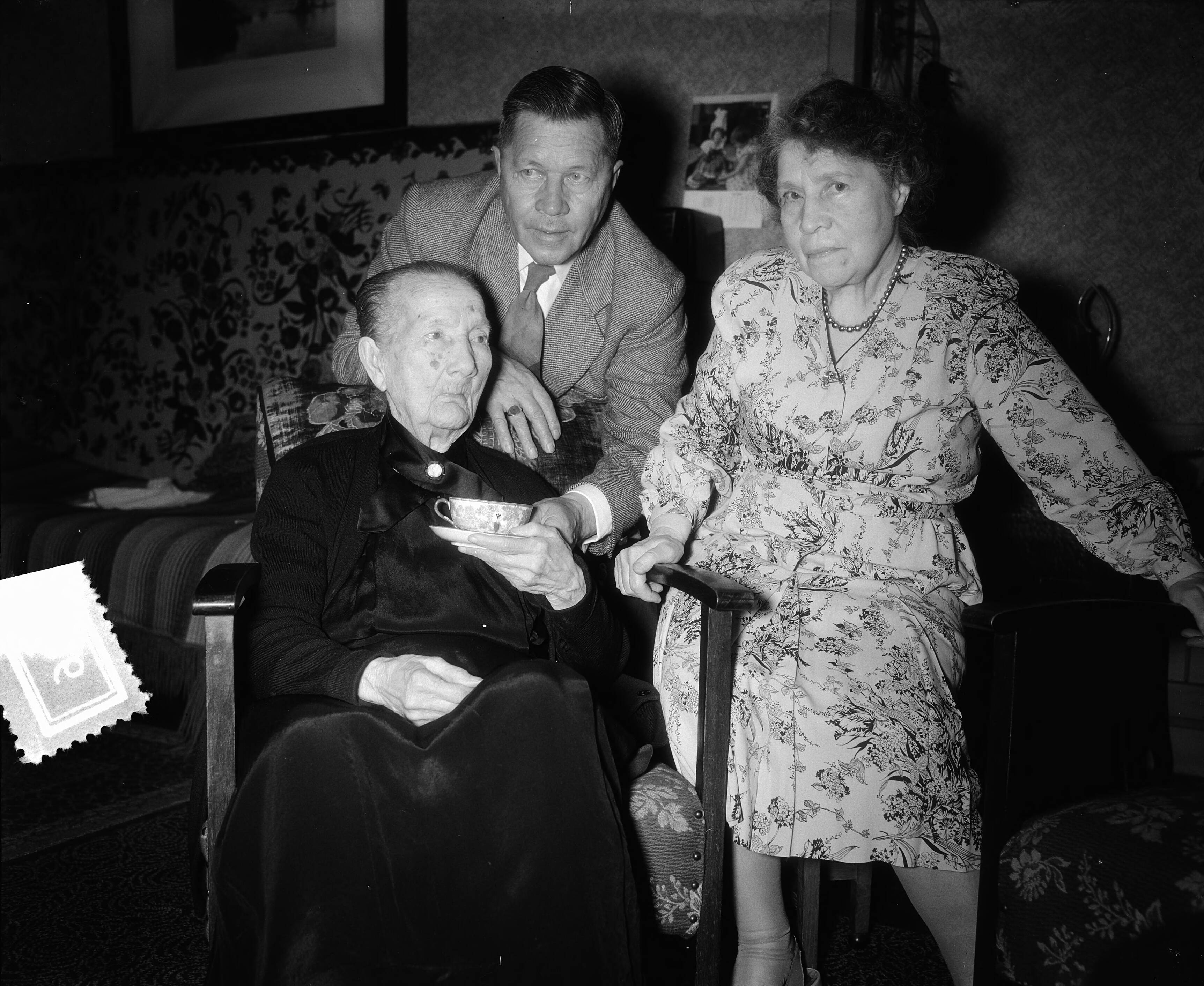 Fotocollectie Anefo — Mevrouw J. J. de Calonne Meister uit Den Haag wordt op 10 november 106 jaar oud — Foto: Rossem, Wim van / Anefo. Licentie: Set B: Rechtenvrij / Publiek Domein. Bron: Nationaal Archief. http://hdl.handle.net/10648/a93e6a32-d0b4-102d-bcf8-003048976d84