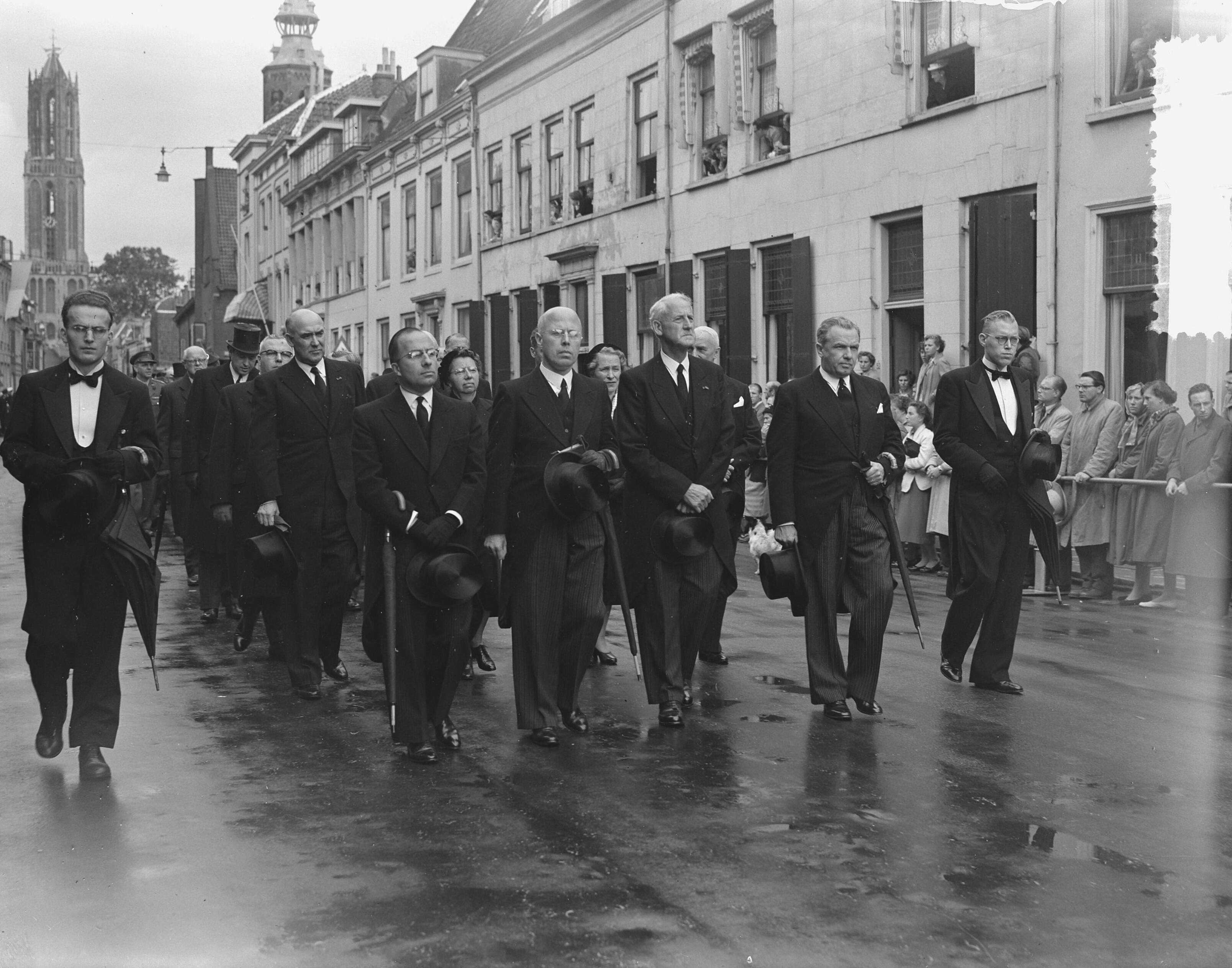 Uitvaart van kardinaal De Jong te Utrecht — Foto: Bilsen, Joop van / Anefo. — Licentie: Set B: Rechtenvrij / Publiek Domein. Bron: Nationaal Archief. http://hdl.handle.net/10648/a93aedf8-d0b4-102d-bcf8-003048976d84