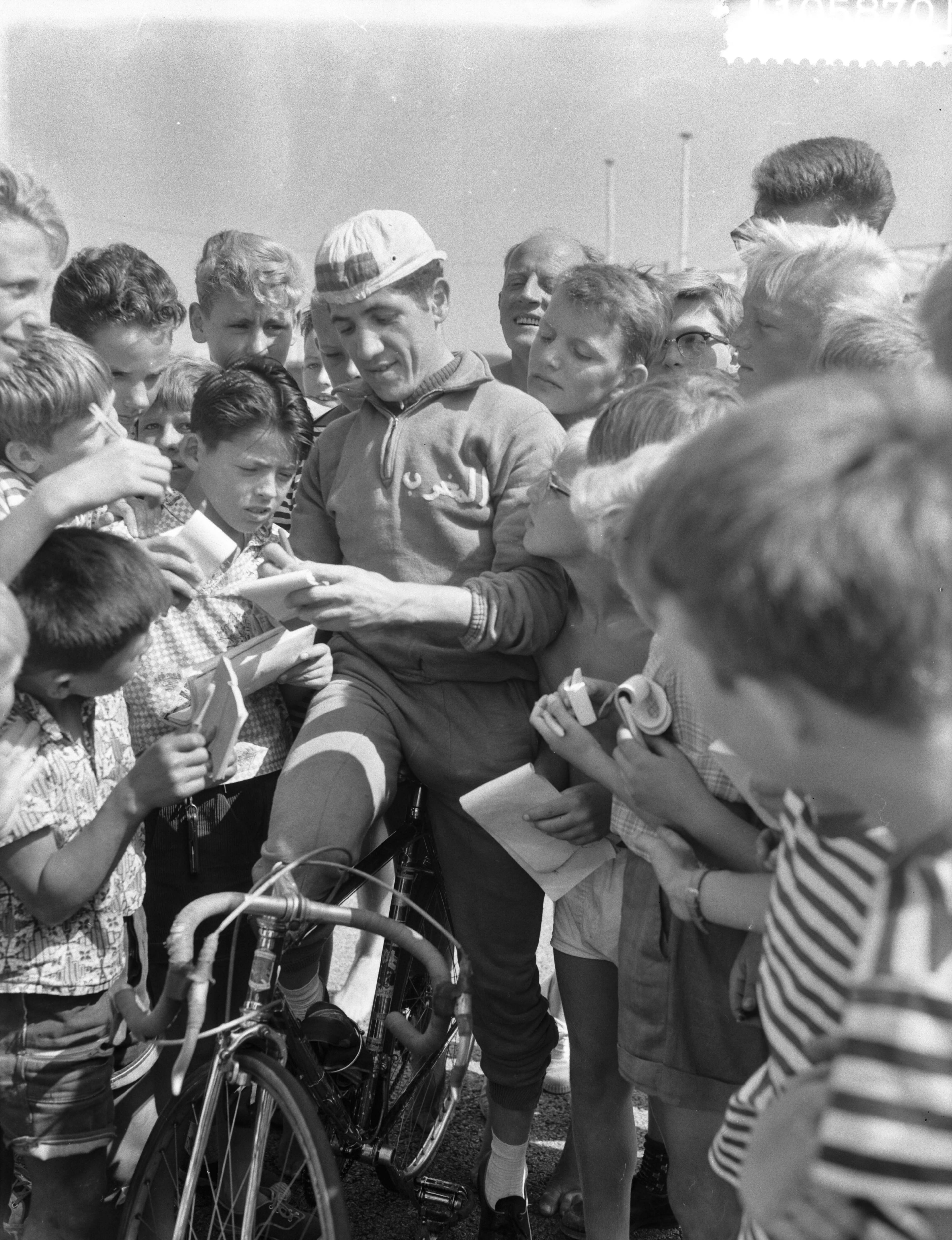 Fotocollectie Anefo — Voorbereiding wereldkampioenschap wielrennen op de weg te Zandvoort. Training van de amateurs. Renner uit Andorra deelt handtekeningen uit — Foto: Rossem, Wim van / Anefo. Licentie: Set B: Rechtenvrij / Publiek Domein. Bron: Nationaal Archief. http://hdl.handle.net/10648/a99ad132-d0b4-102d-bcf8-003048976d84