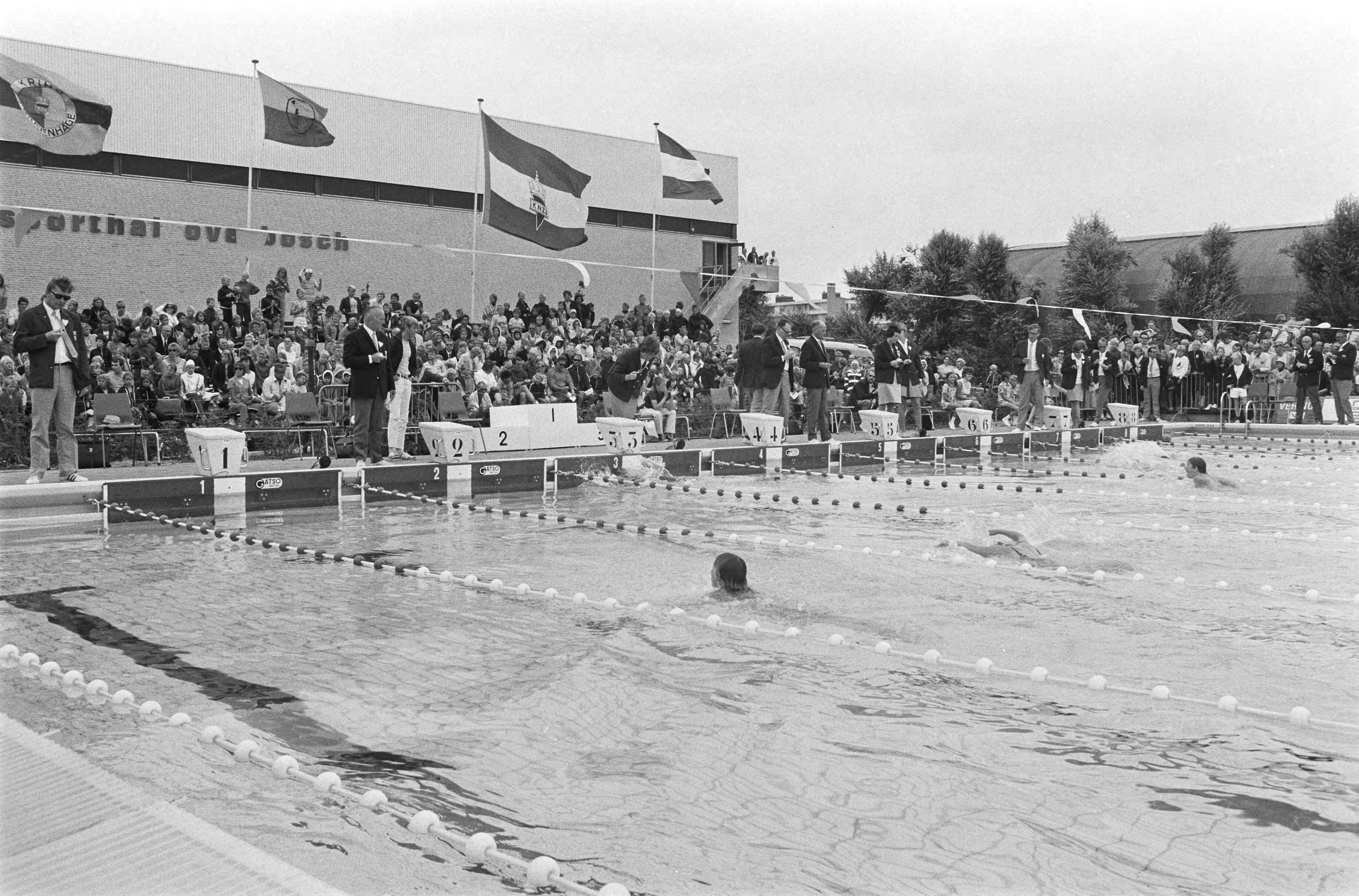 Fotocollectie Anefo — Nationale kampioenschappen zwemmen te Den Haag in zwembad Overbosch, zwembad Overbosch — Foto: Peters, Hans / Anefo. Licentie: Set B: Rechtenvrij / Publiek Domein. Bron: Nationaal Archief. http://hdl.handle.net/10648/abc7d5d6-d0b4-102d-bcf8-003048976d84