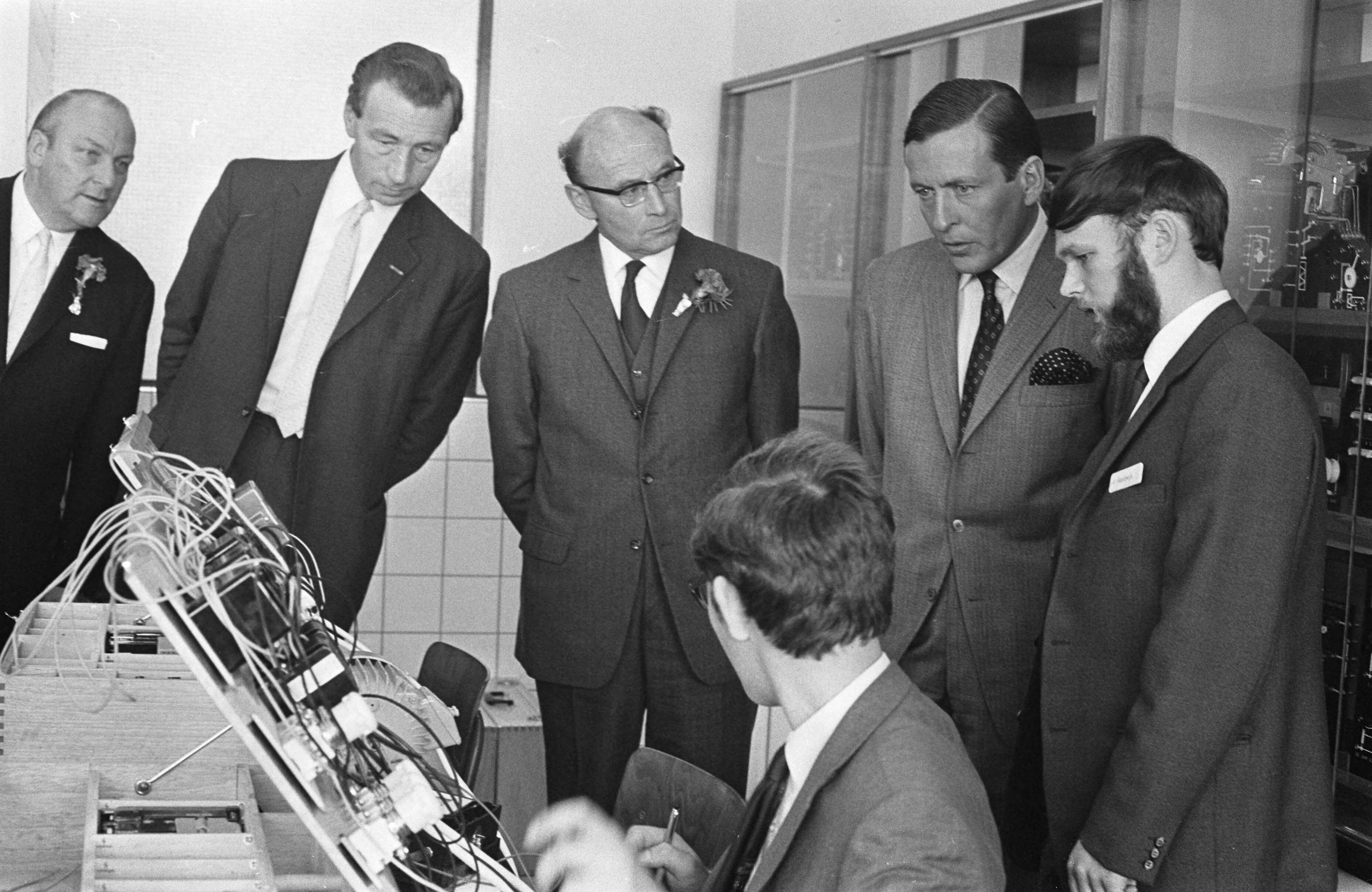 Fotocollectie Anefo — Z. K. H. Prins Claus opende landbouwscholencomplex te Ede: Pr. Claus tijdens rondgang — Foto: Verhoeff, Bert / Anefo. Licentie: Set B: Rechtenvrij / Publiek Domein. Bron: Nationaal Archief. http://hdl.handle.net/10648/ab7830bc-d0b4-102d-bcf8-003048976d84