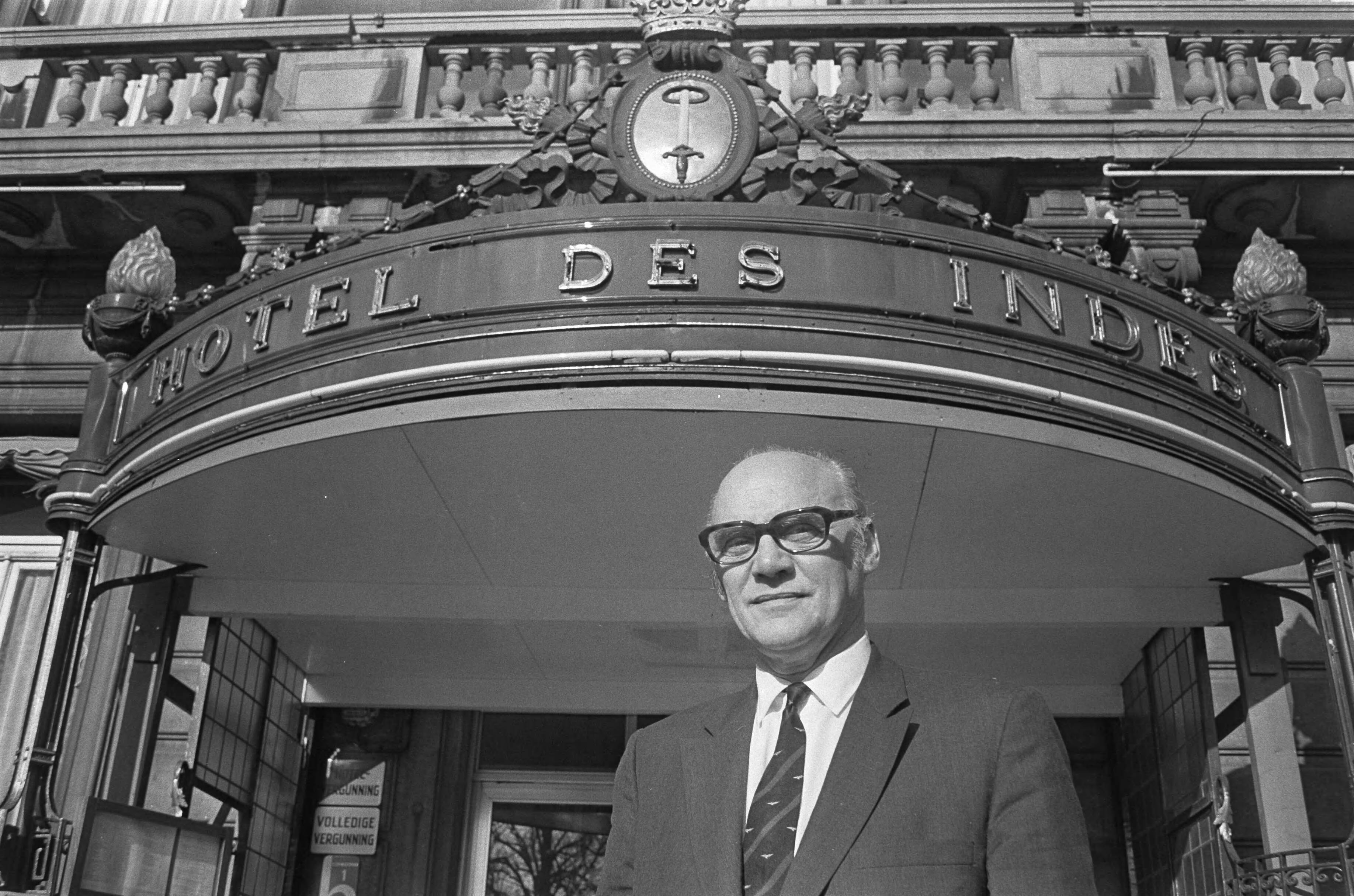 Fotocollectie Anefo — Hotel des Indes , Den Haag sluit vandaag, eigenaar J. J. Rey voor ingang — Foto: Peters, Hans / Anefo. Licentie: Set B: Rechtenvrij / Publiek Domein. Bron: Nationaal Archief. http://hdl.handle.net/10648/abd50602-d0b4-102d-bcf8-003048976d84